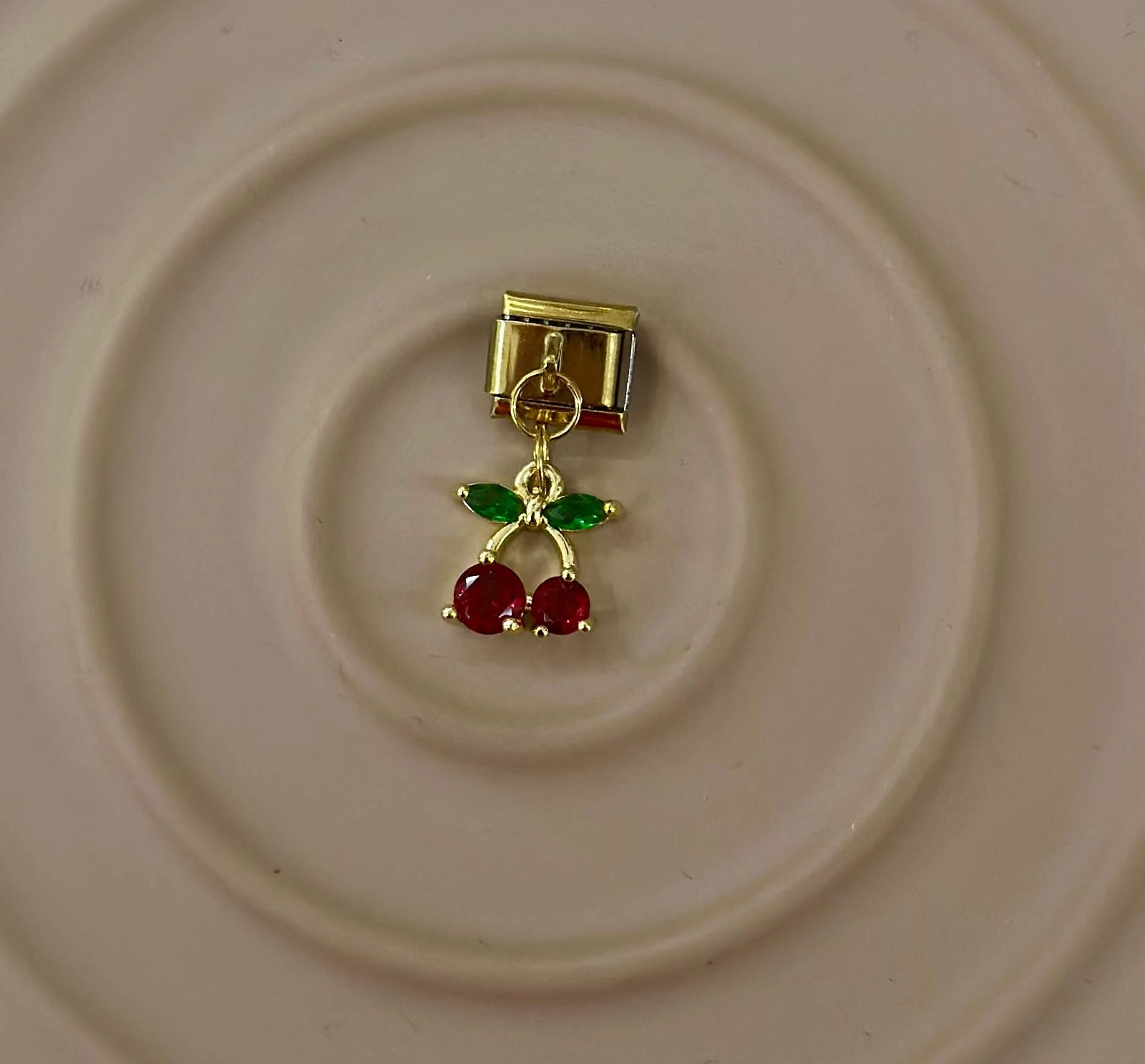 🍒 Tatlı Bir Dokunuş: Kırmızı Kiraz Nomination Charm 🍓