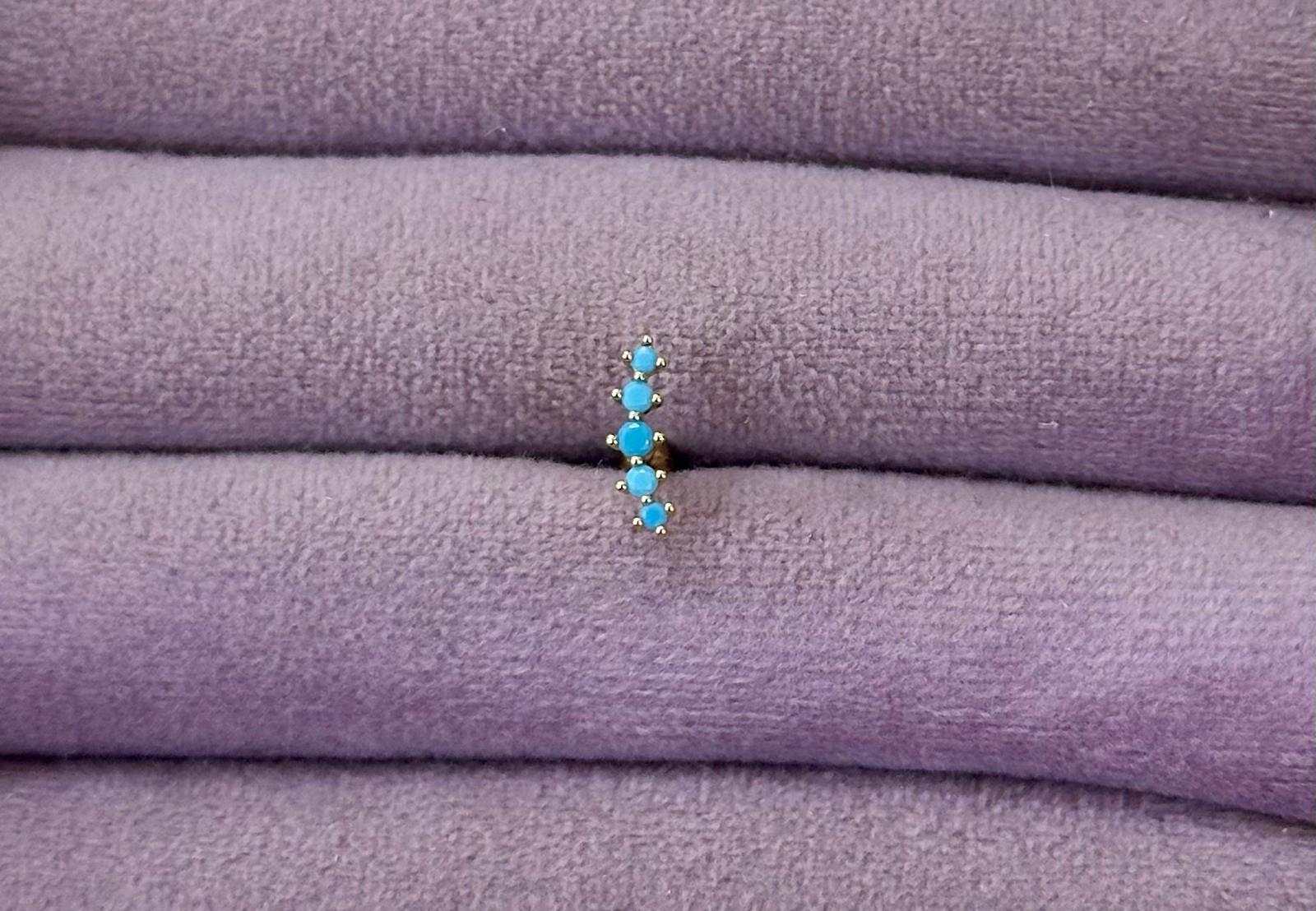 Altın Tonlu Yapraklı Minik Çiçek Piercing