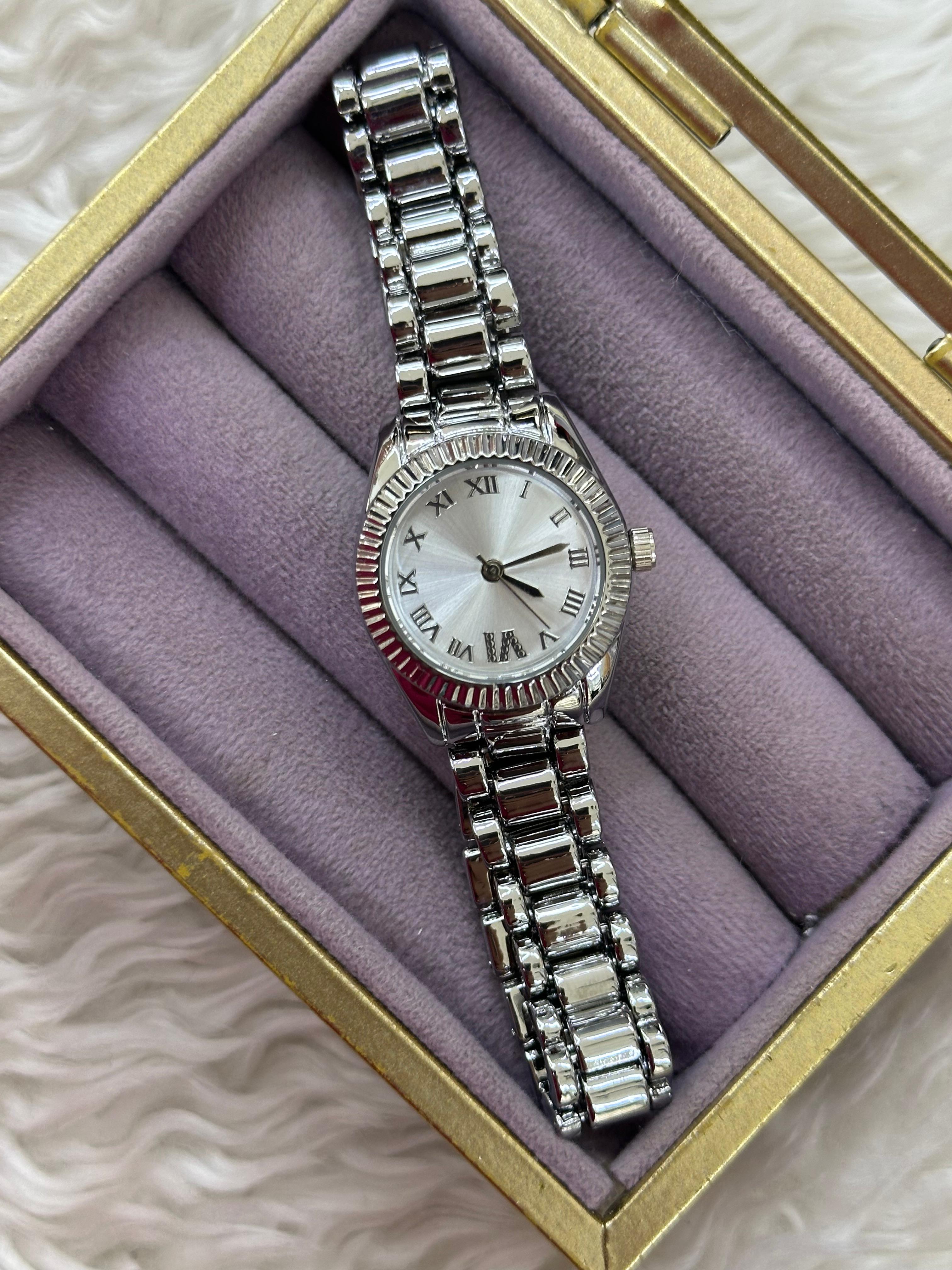 🕊️ Silver Yuvarlak Saat: Beyazın Saflığıyla Zamansız Klasik 🤍