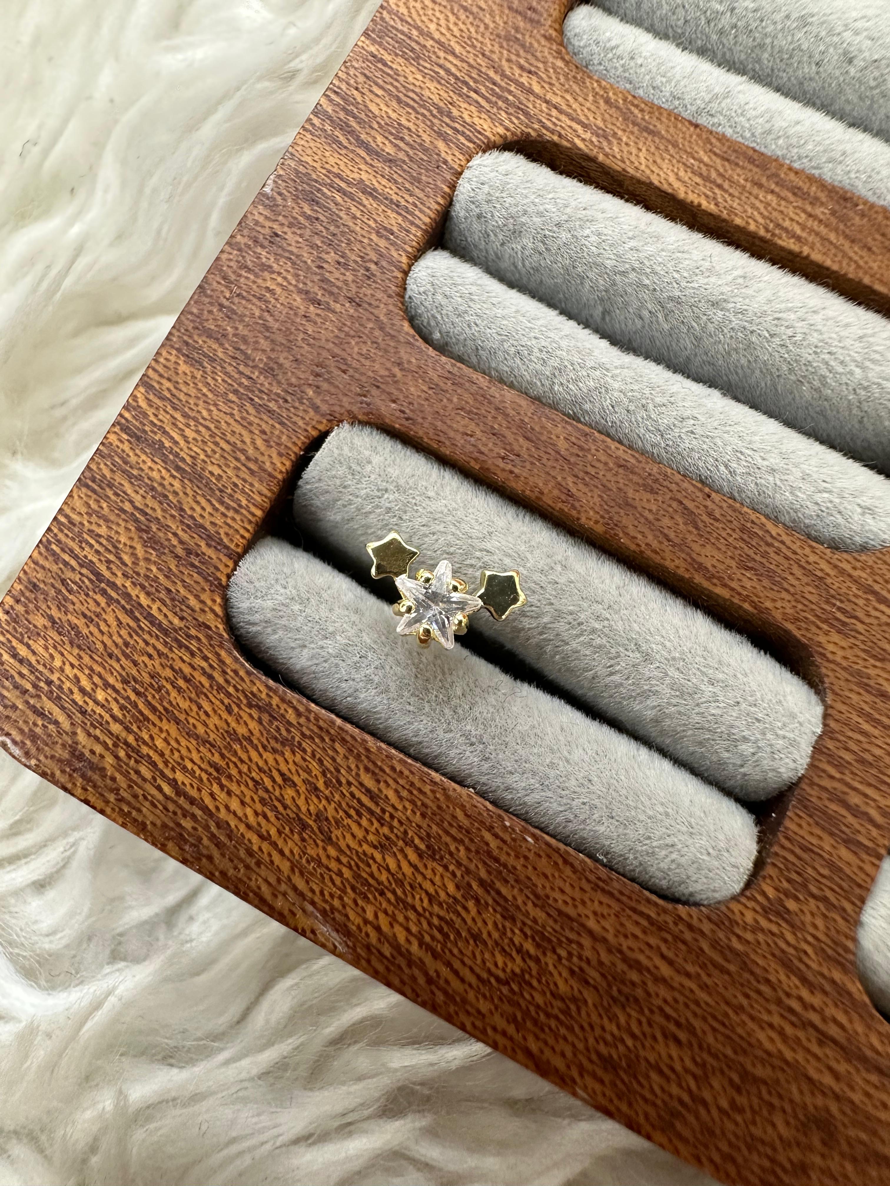 💎🌟💫 IŞILTILI TAKIM YILDIZI: ÜÇ TAŞLI YILDIZ PIERCING 