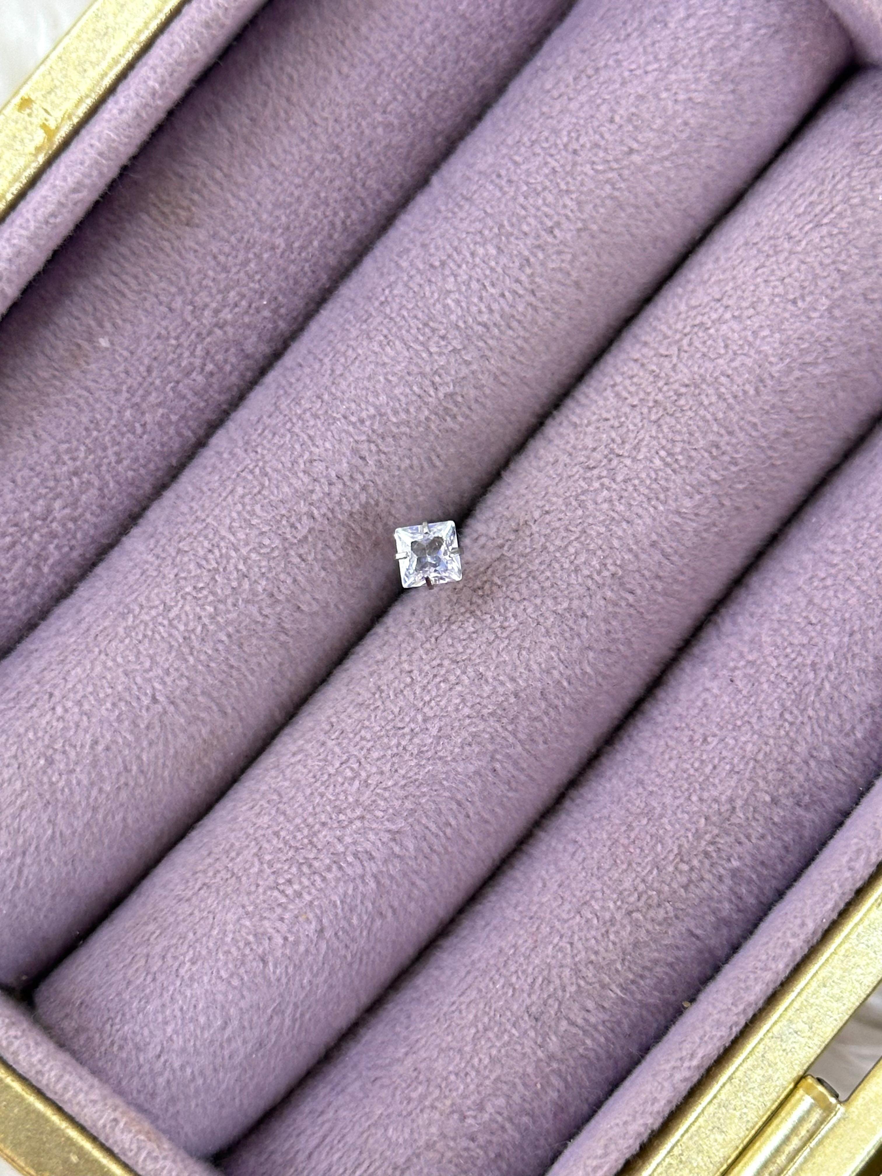 🧊 Prenses Tektaş – Kare Kesim Zirkon Stud Piercing (Çelik)