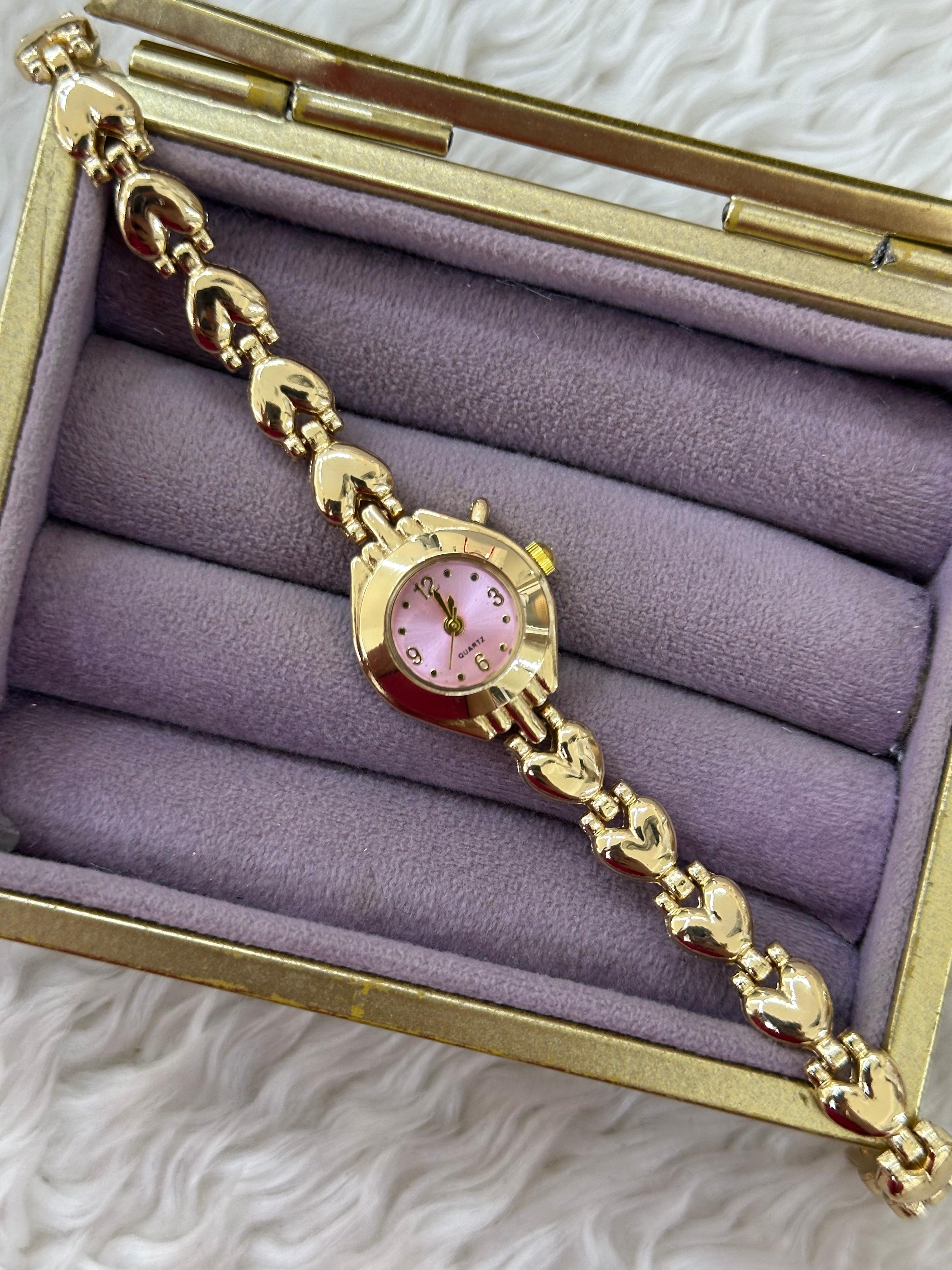 💖 Gold Yuvarlak Saat: Kalp Kordonuyla Aşk Bileğinizde! 💍