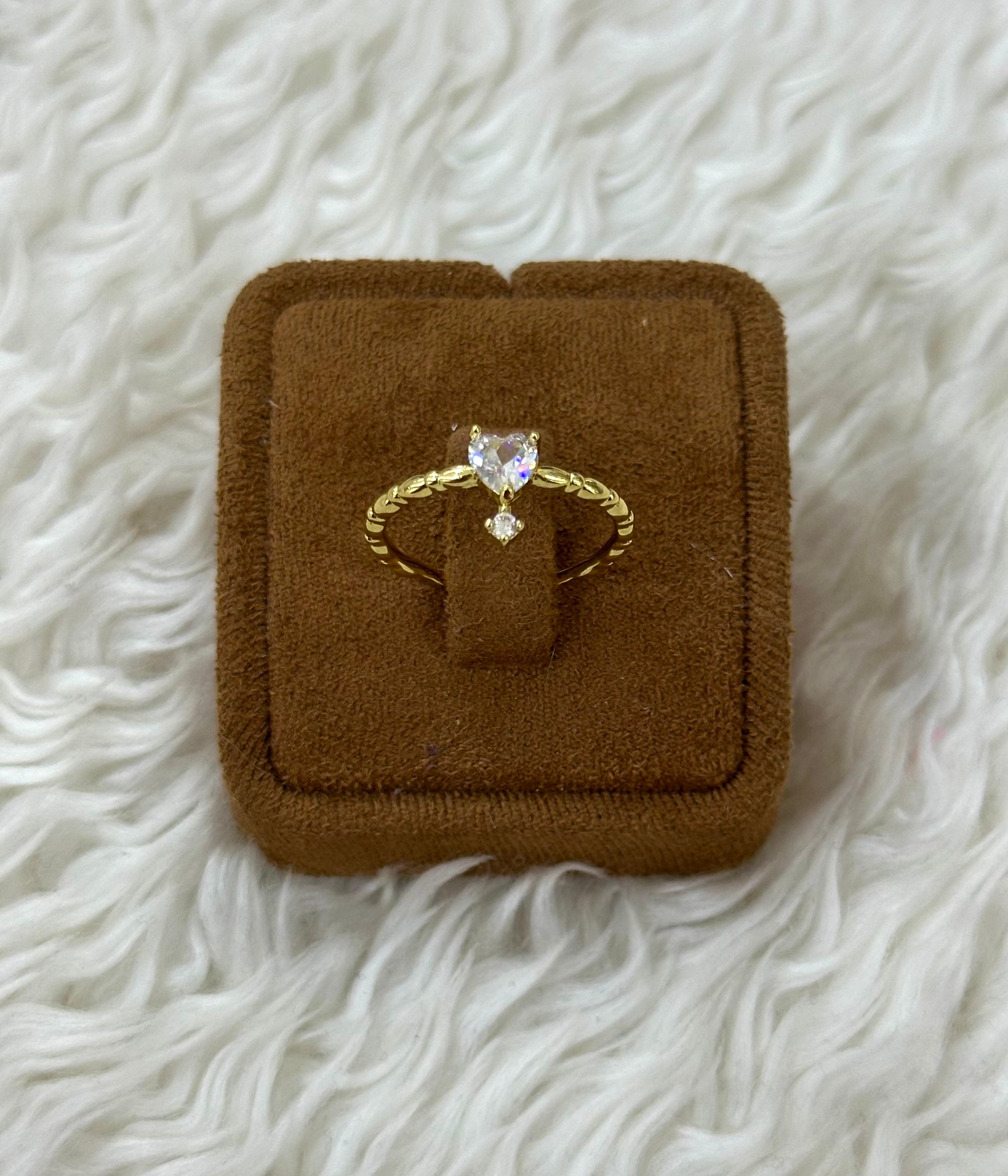 💎 Burgu Detaylı Şeffaf Kalp Yüzük