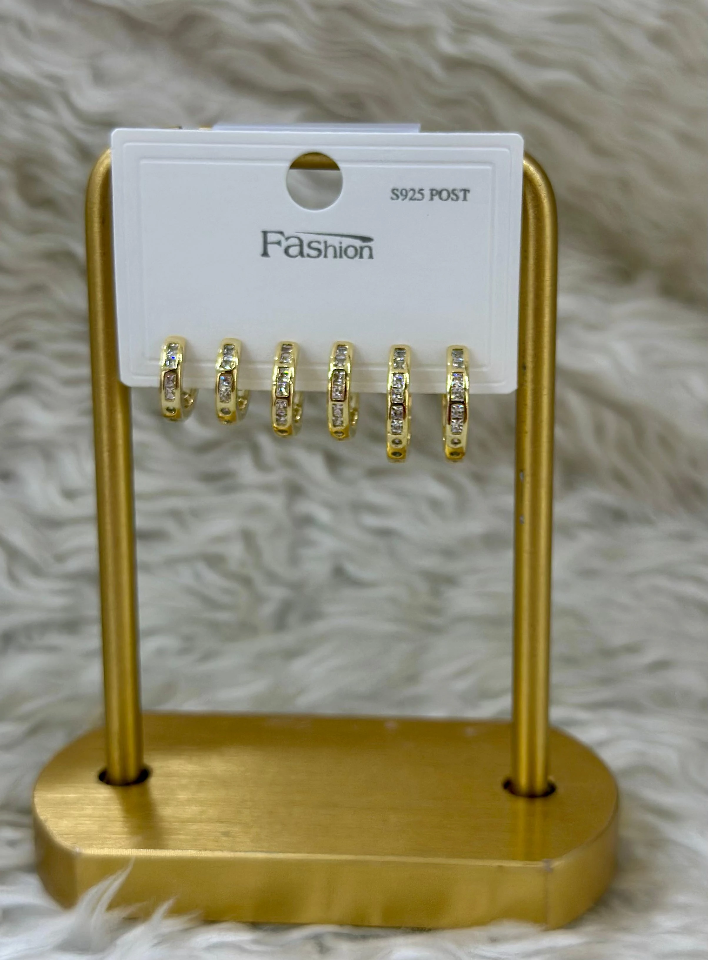 👑 Zengin Işıltı: 6'lı Gold Taşlı Küpe Seti! 💎