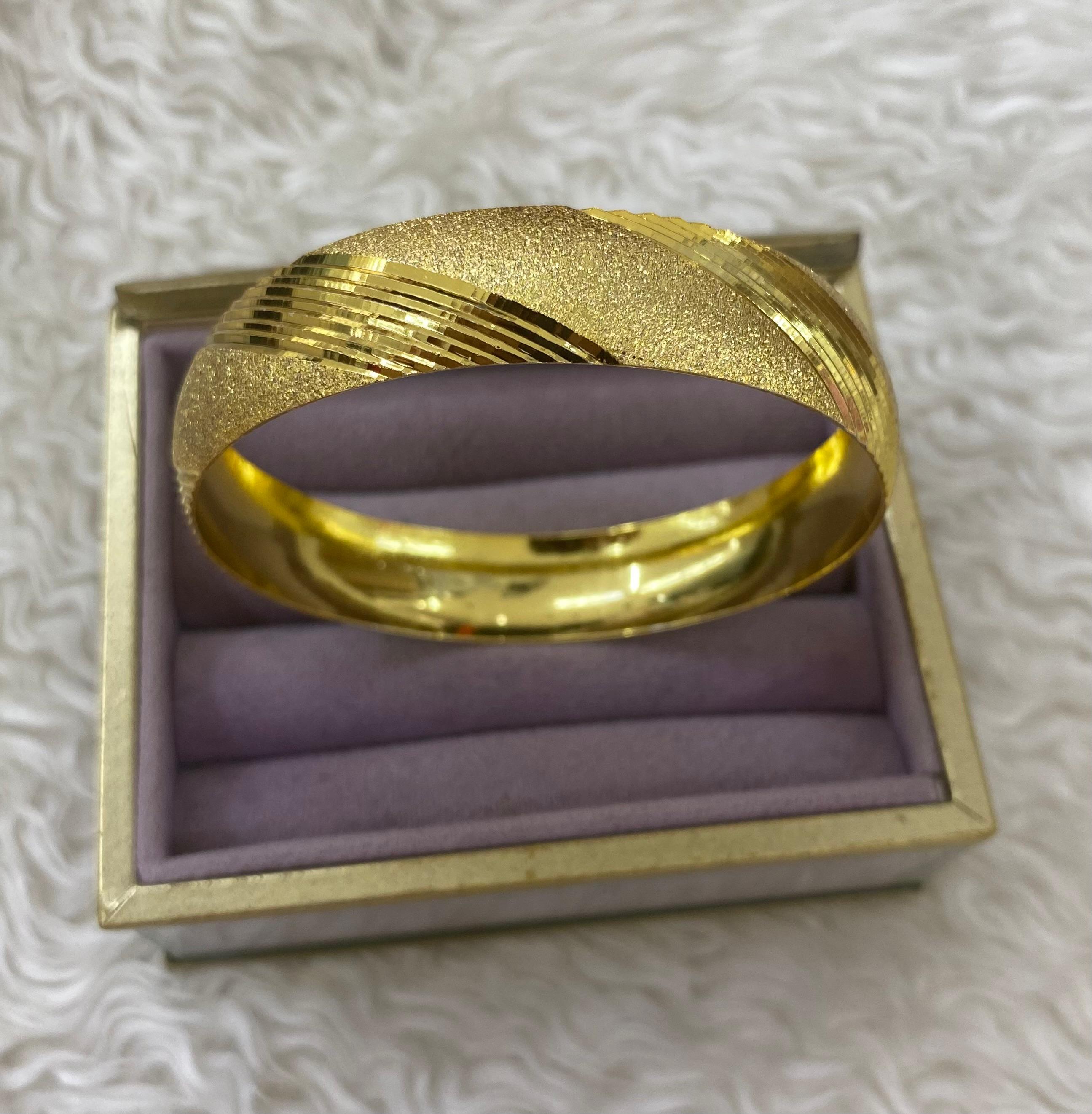 "Modern Rota" Geniş Kumlu Yüzey Kelepçe Bilezik (65mm)