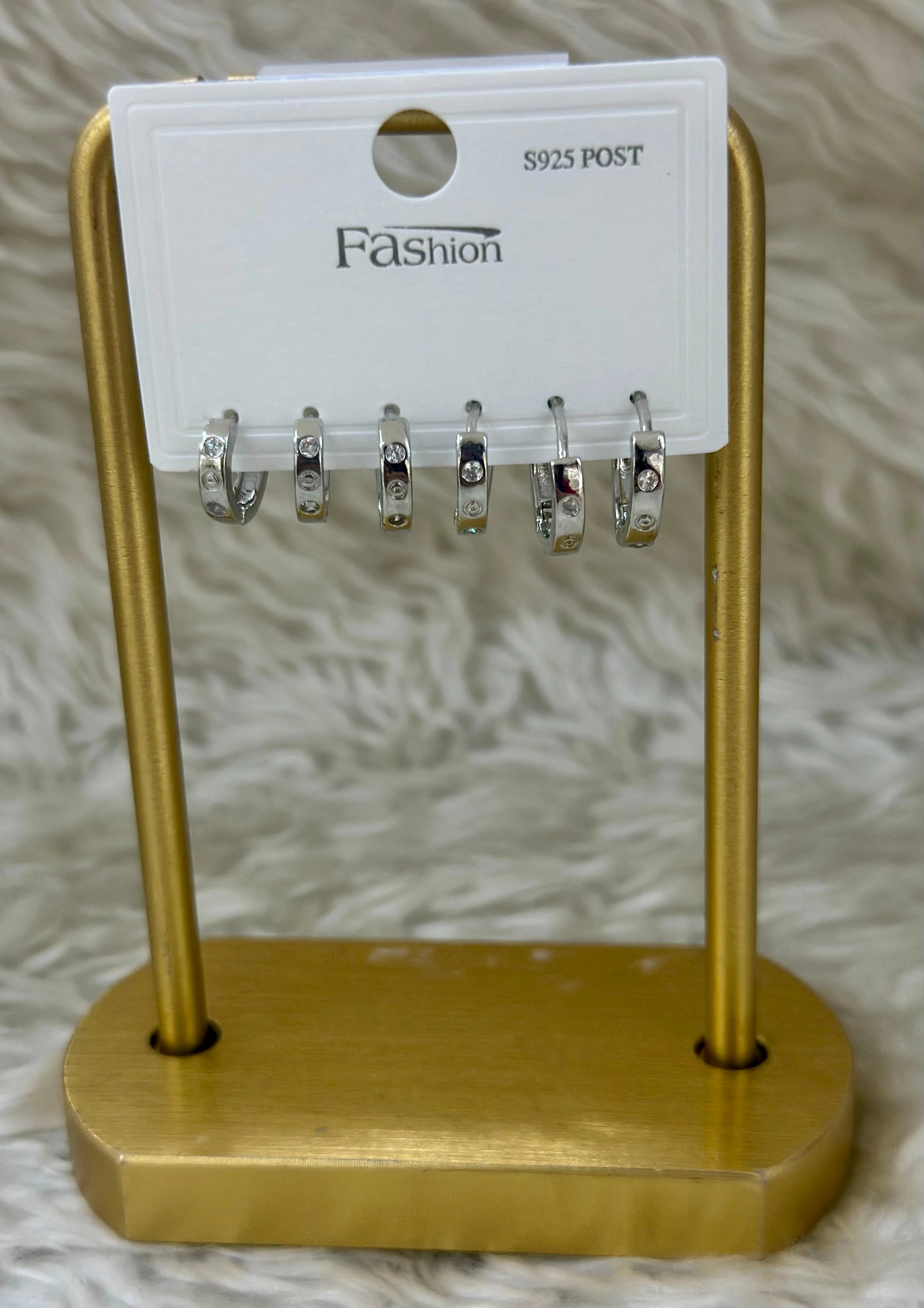 ❄️ Soğuk Işıltı: Gümüş Taşlı Halka Küpe Seti! 💎