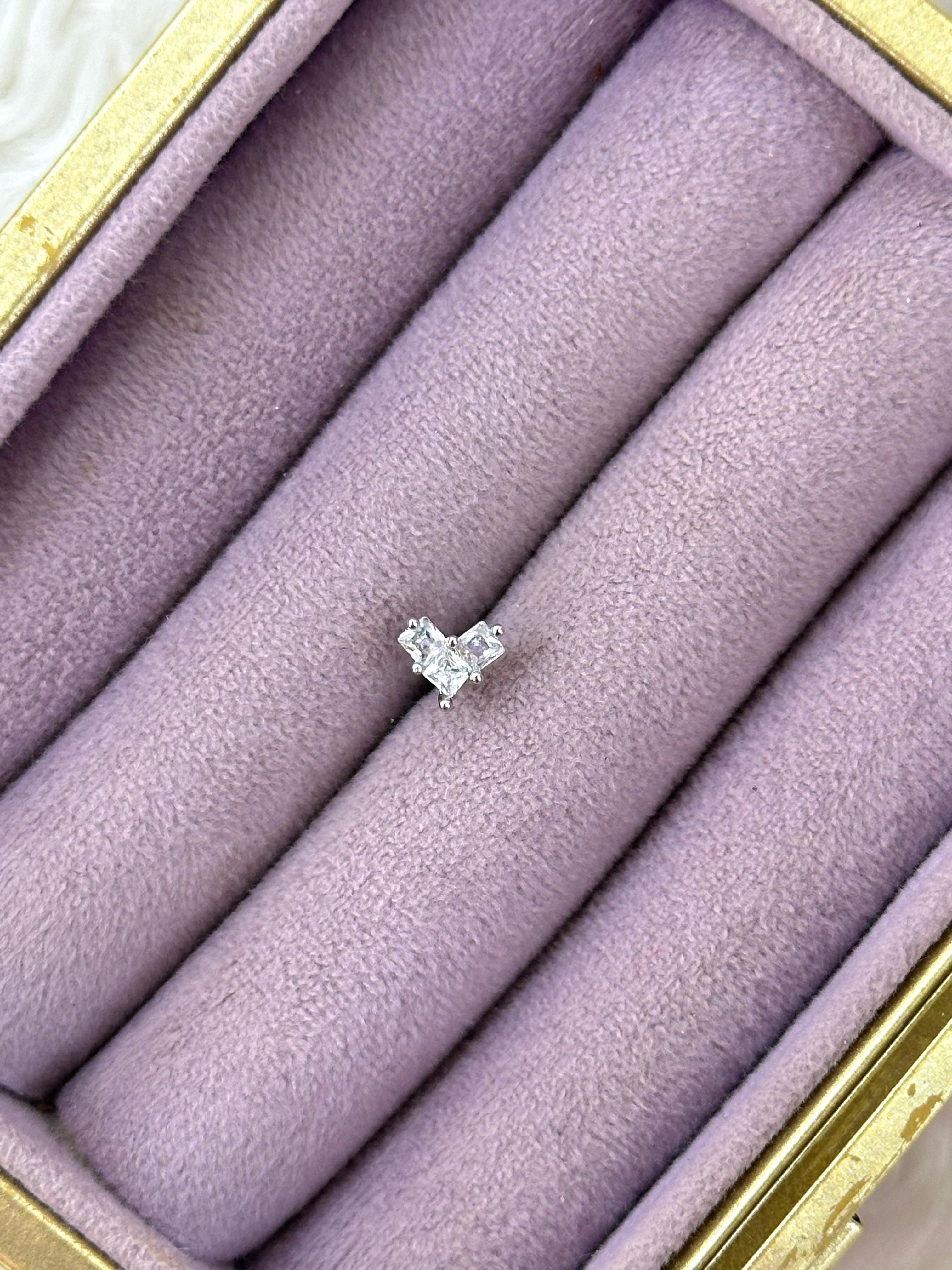 ✨ Üçlü Işıltı Kalp Zirkon Çelik Piercing – Gümüş 💎