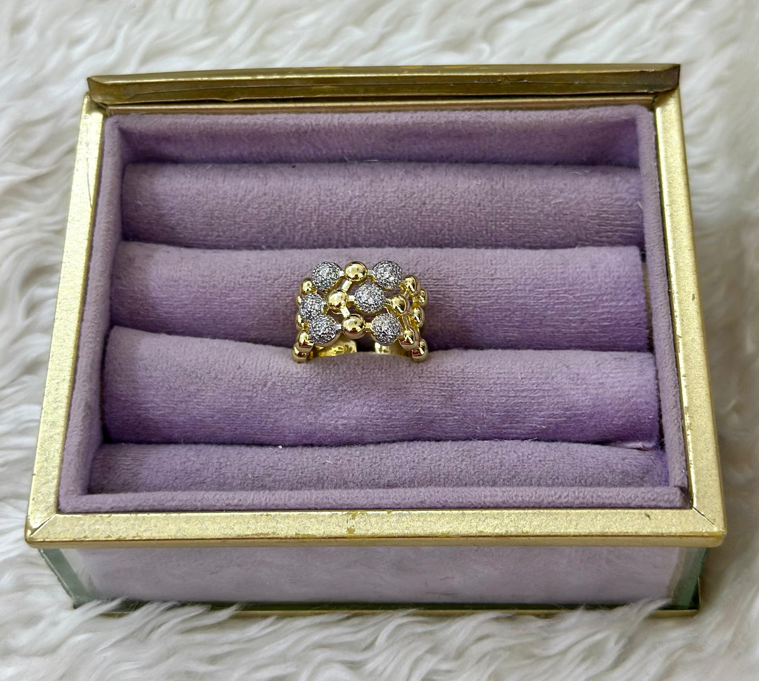 Altın Küre Yüzük: Dokulu Lüks ve Ayarlanabilir Konfor 💛