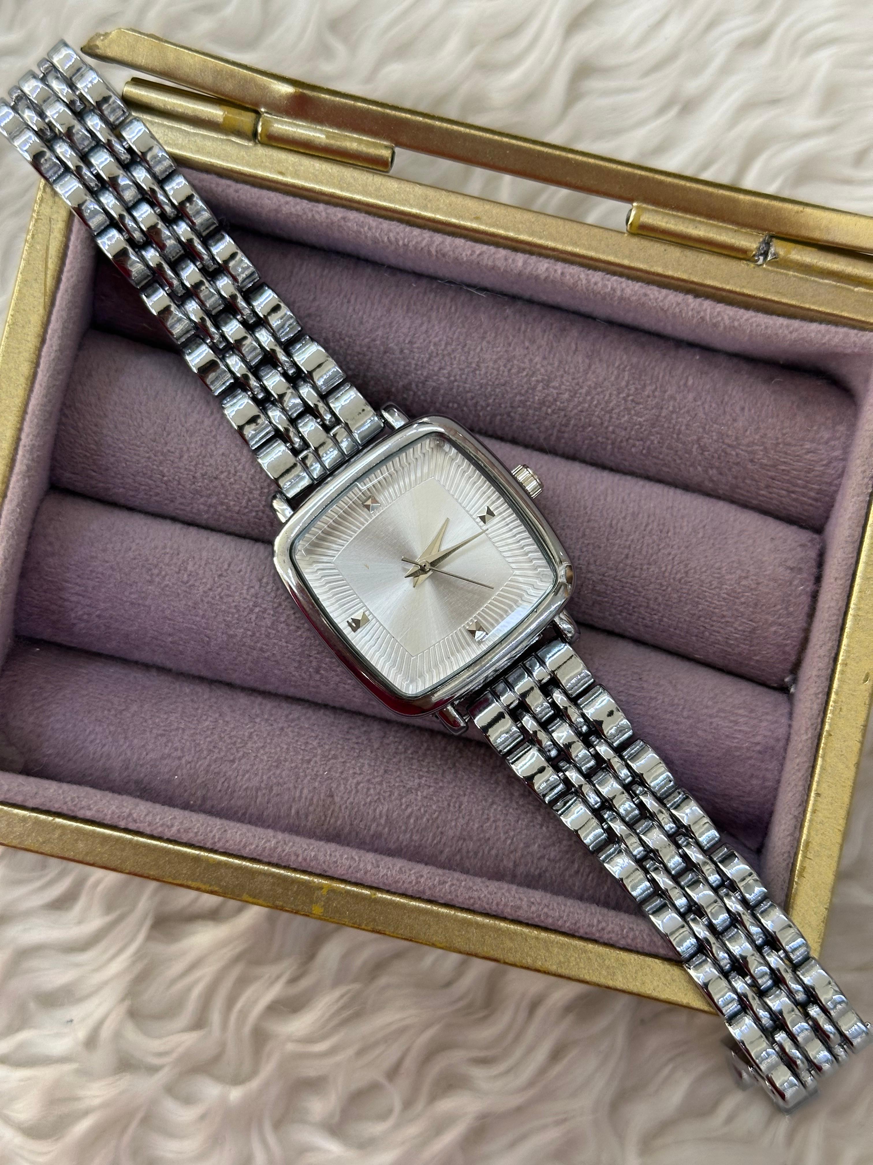 ◻️ Silver Kare Saat: Geniş Kordonla Güçlü, Beyazla Minimalist! 🚀