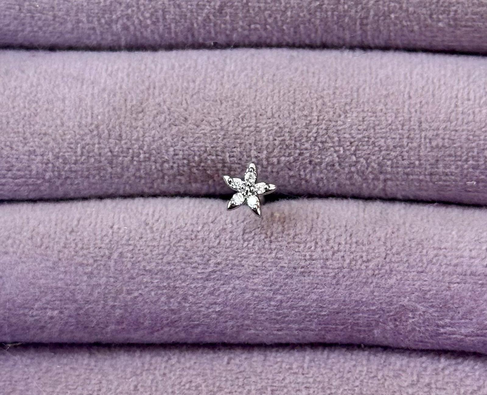 ✨ Papatya Işıltısı Kıkırdak Piercingi (Mini Çiçek)