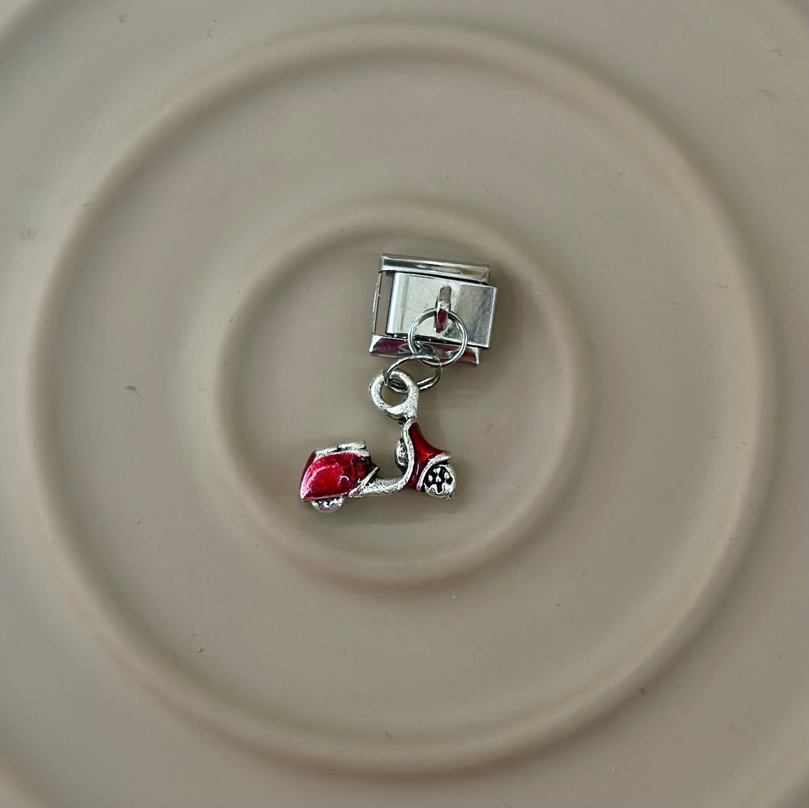 🛵 Nomination Charm: Kırmızı Vespa Macerası! 🇮🇹