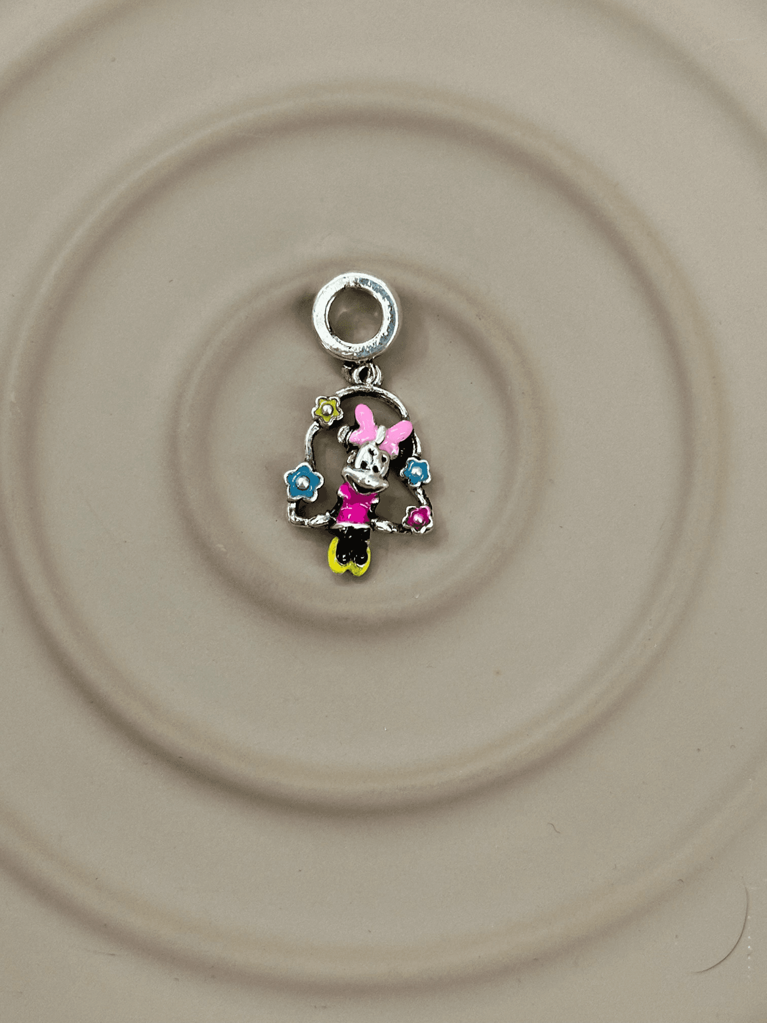 Minnie’nin Çiçekli Salıncak Charm