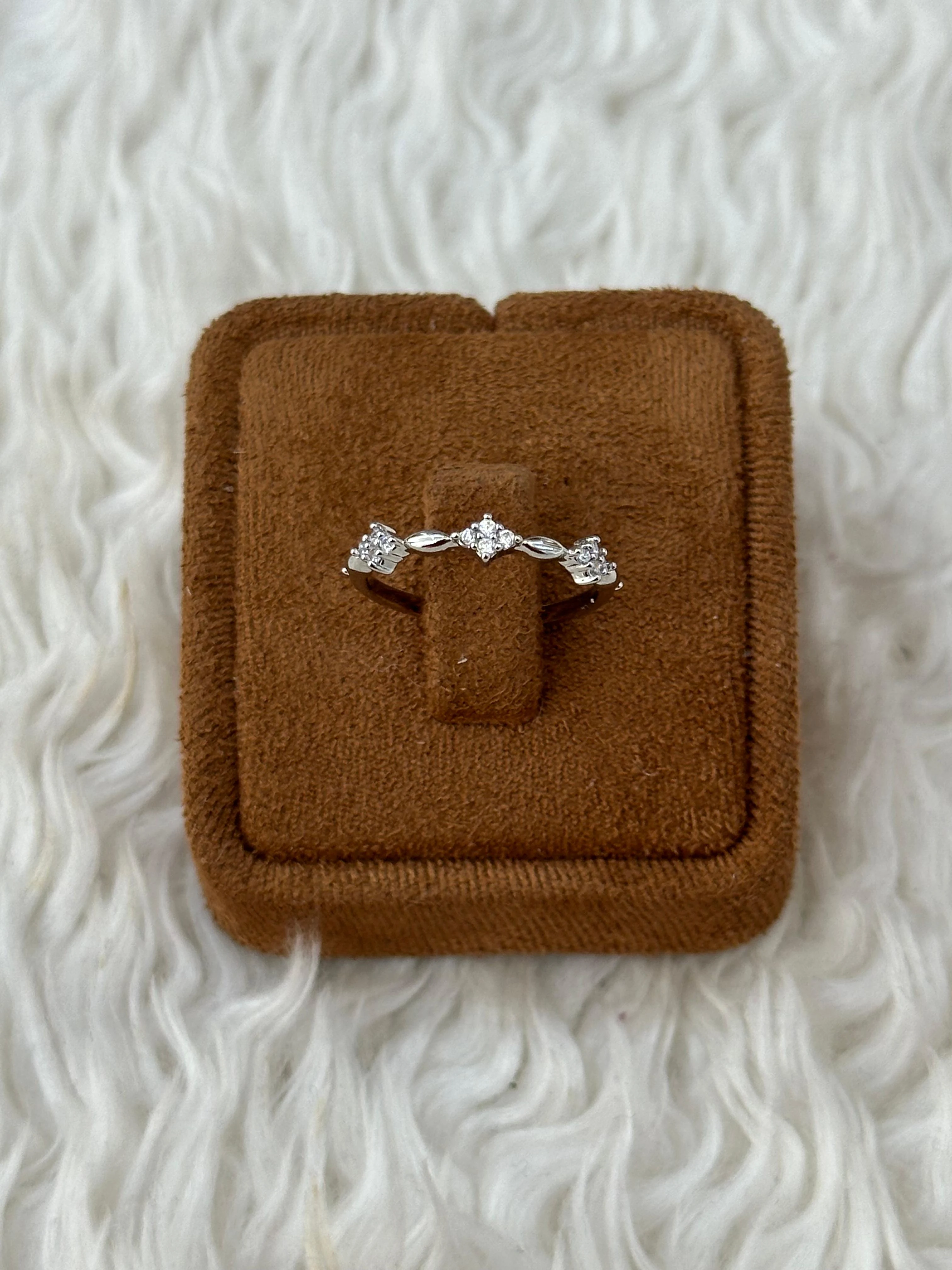 🌸 Minik Çiçek Tarlası İnce Taşlı Yüzük