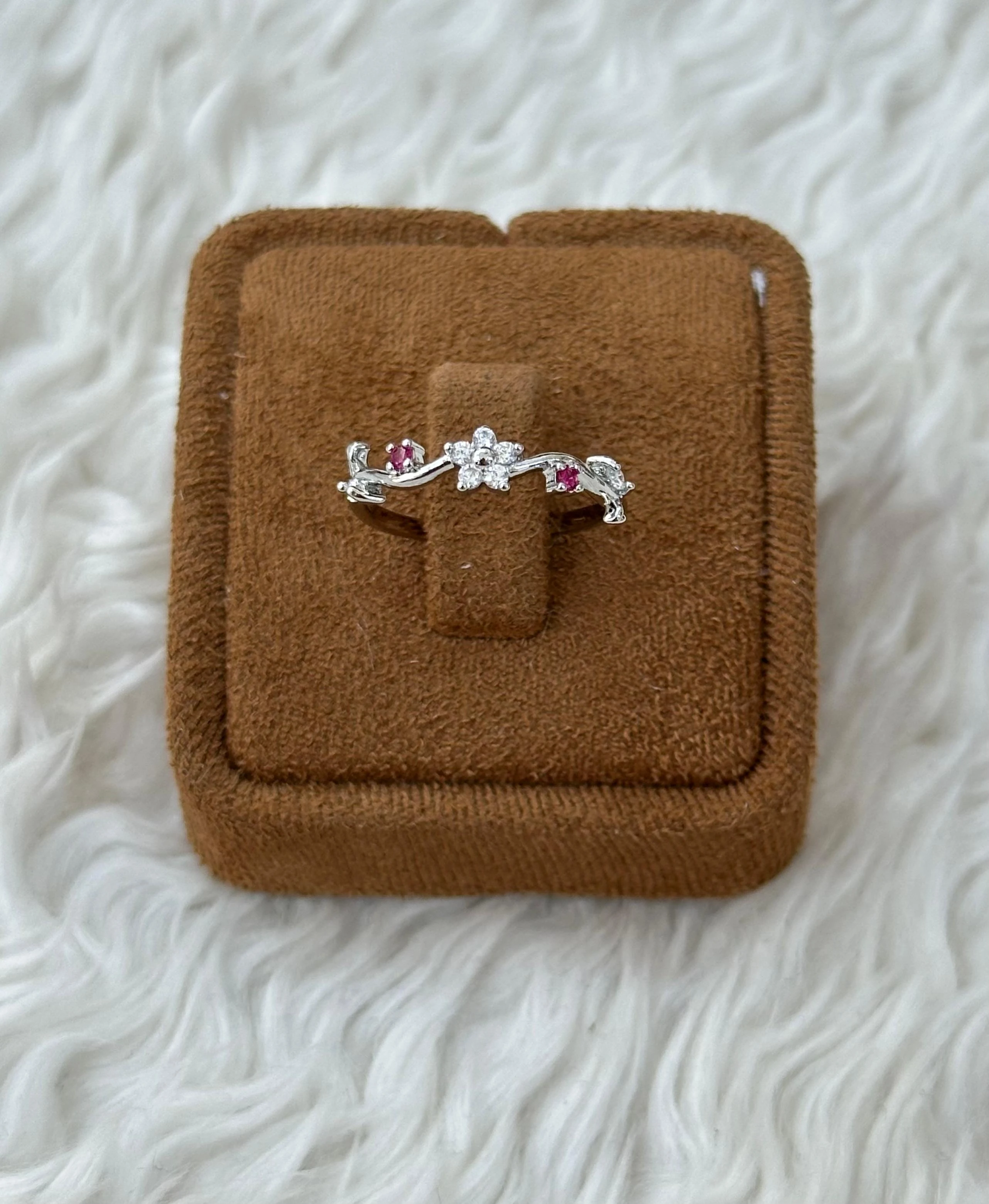  🌸Kırmızı Taş Detaylı Çiçek Motifli Işıltılı Sarmaşık Yüzük