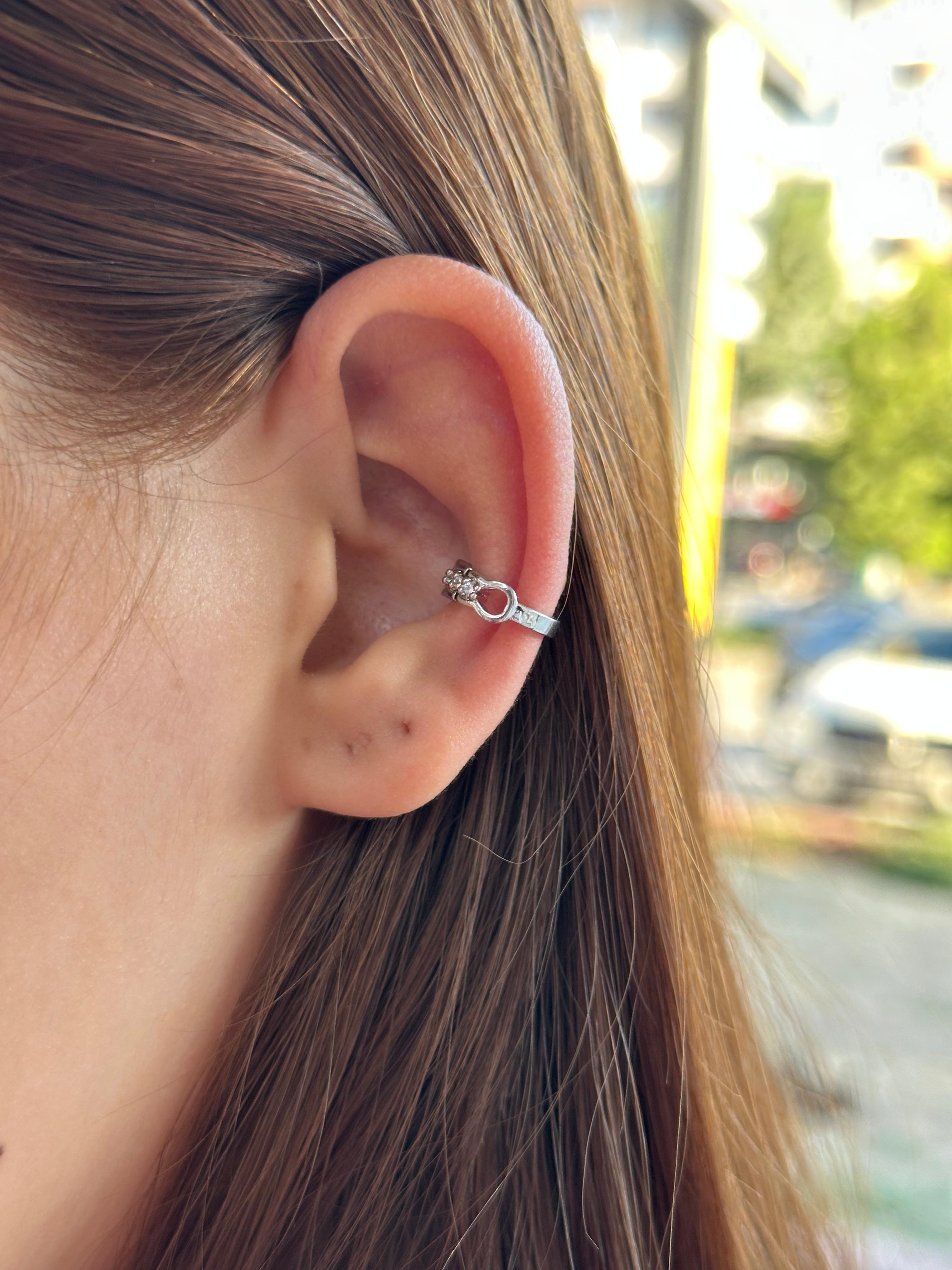 Çelik Kilit Halka Detaylı Taşlı Ear Cuff Kıkırdak Küpe – Silver