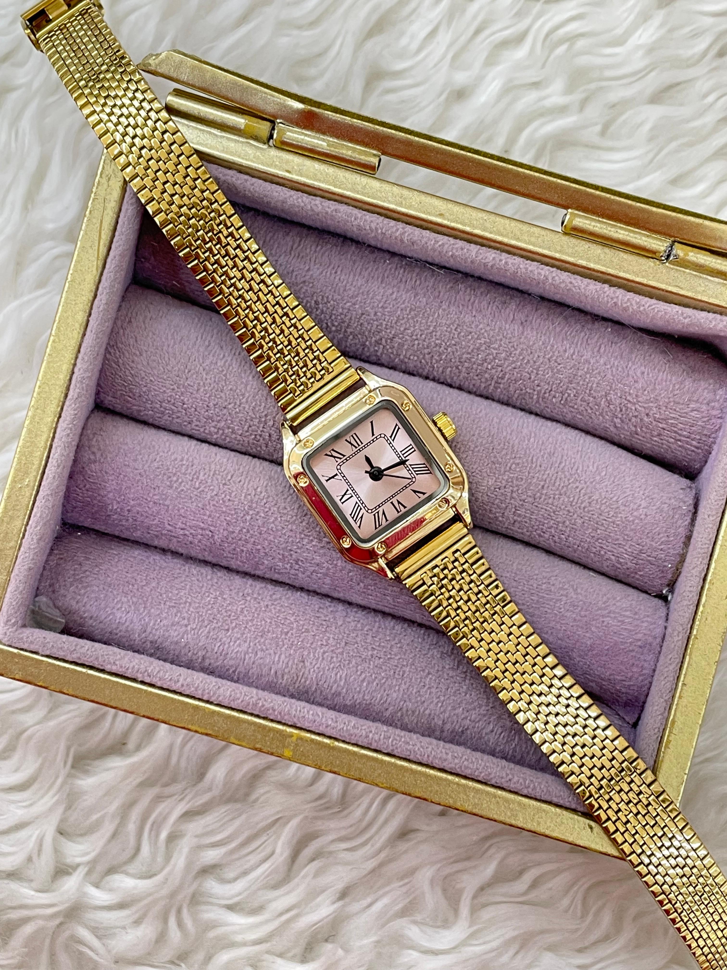 🌸 Gold Kare Kasa: Klasik Zarafet, Pembe Dokunuşla Canlanıyor 🥂