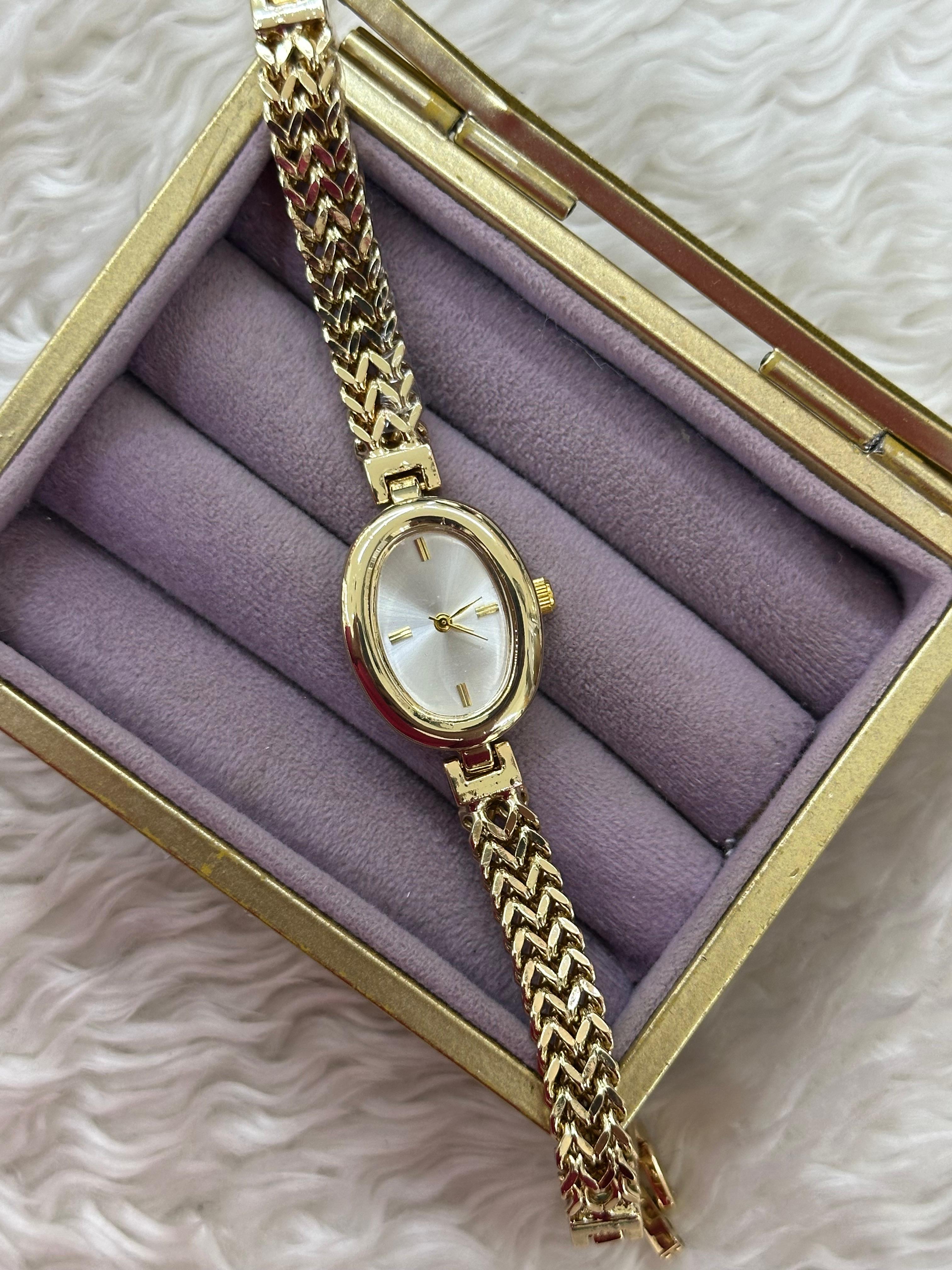 🌼 Gold Oval Saat: Beyazın Saflığıyla Klasik Zarafet 🥂