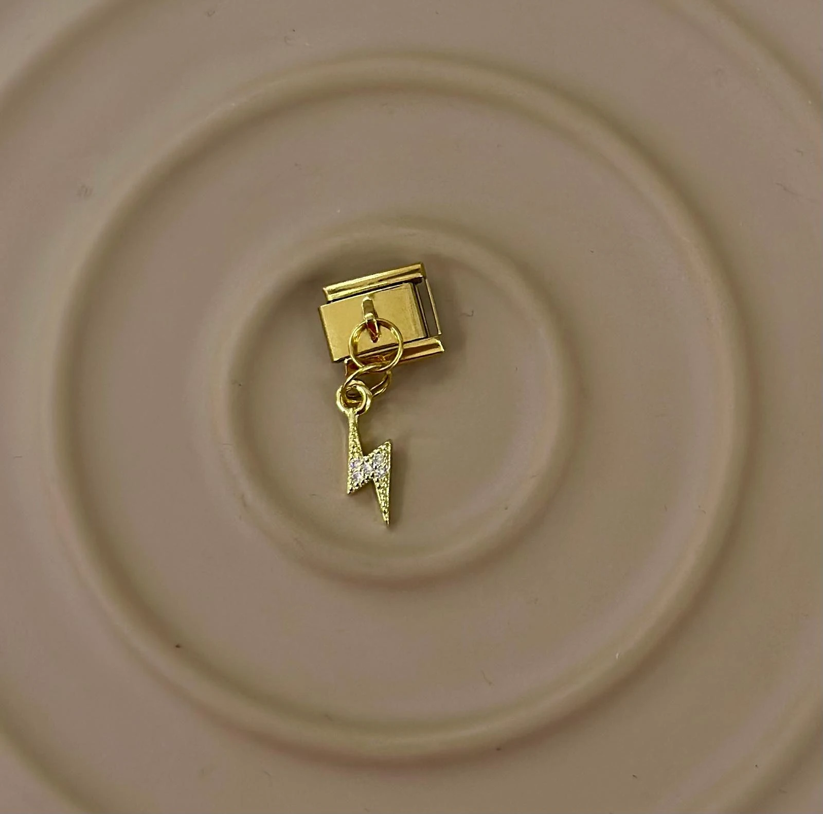 ⚡ Enerji Patlaması: Işıltılı Şimşek Nomination Charm ✨