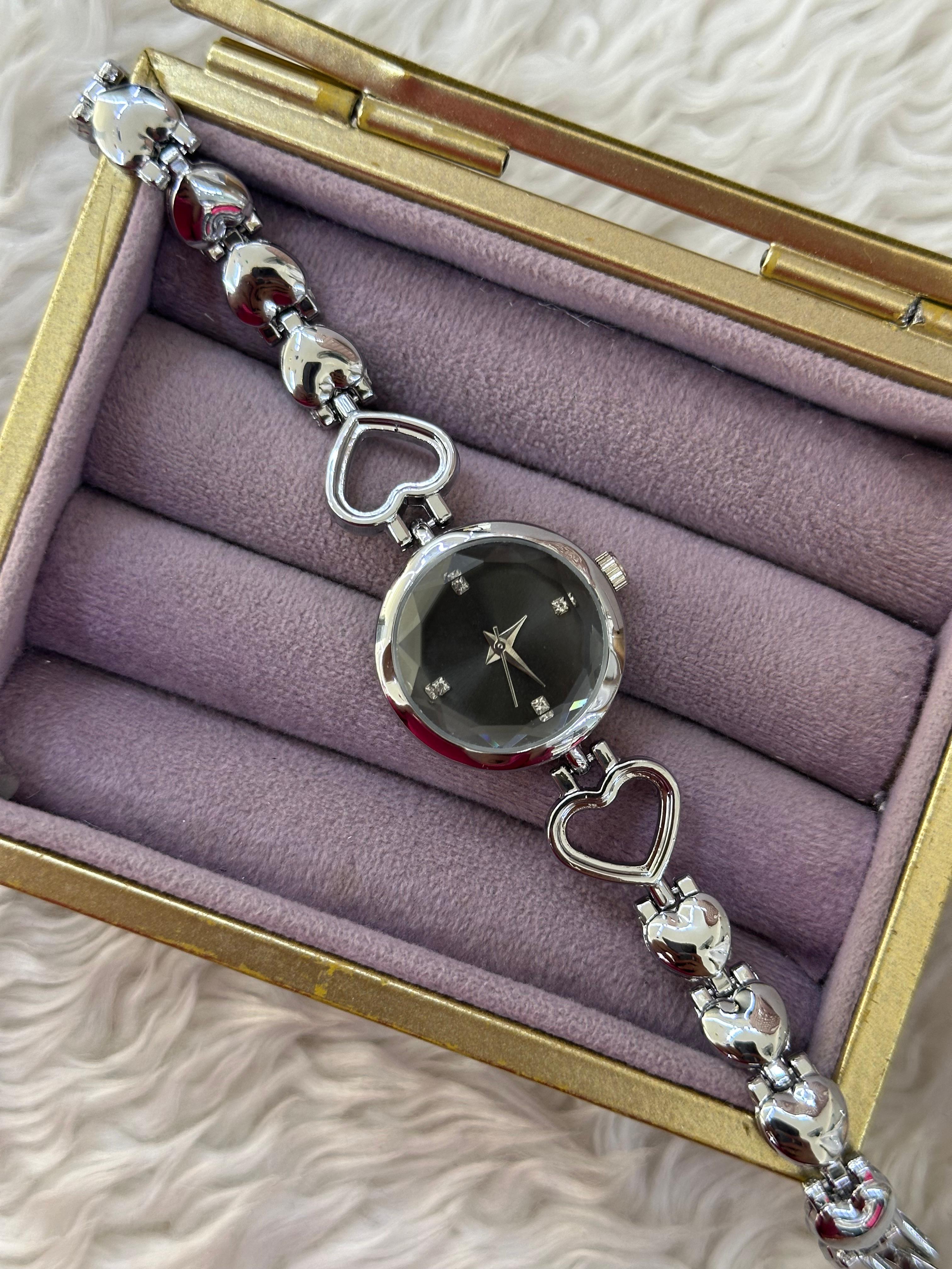 🌑 Siyah Kalpli Silver Saat: Kalp Kordonuyla Gizemli Romantizm 💎