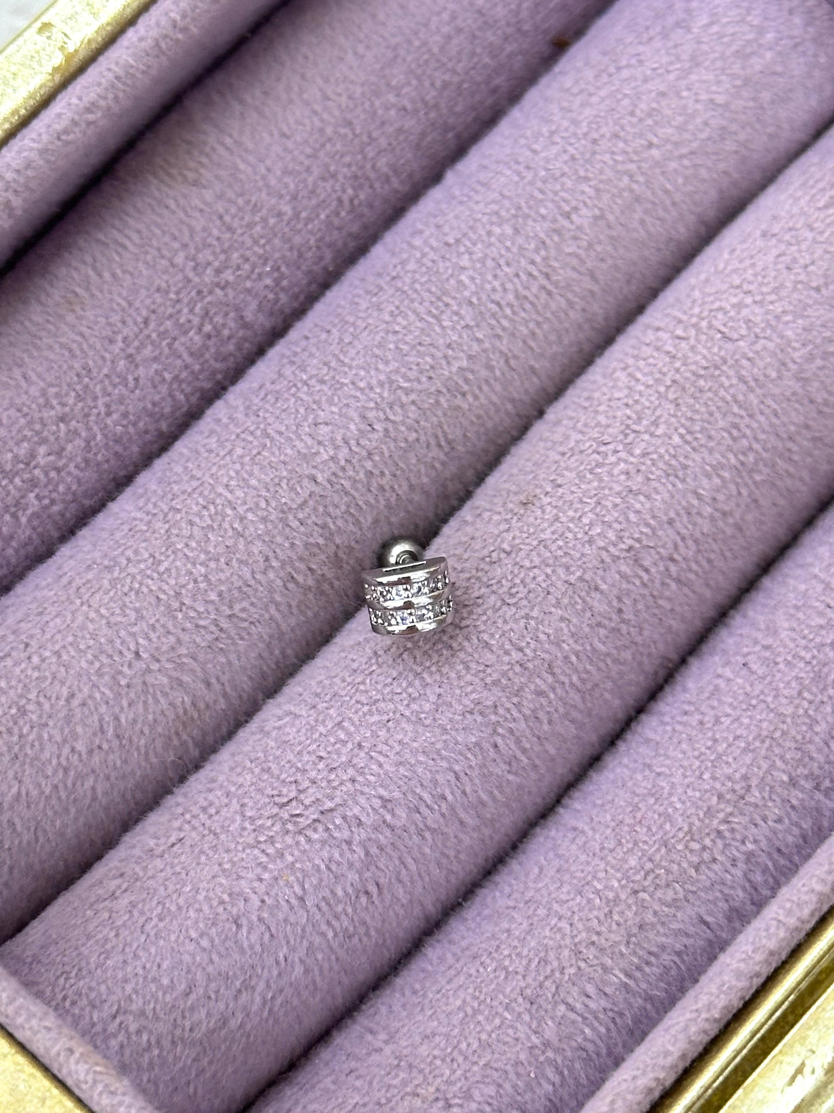💫 Üç Sıra Işıltı – Mini Halka (Huggie) Piercing