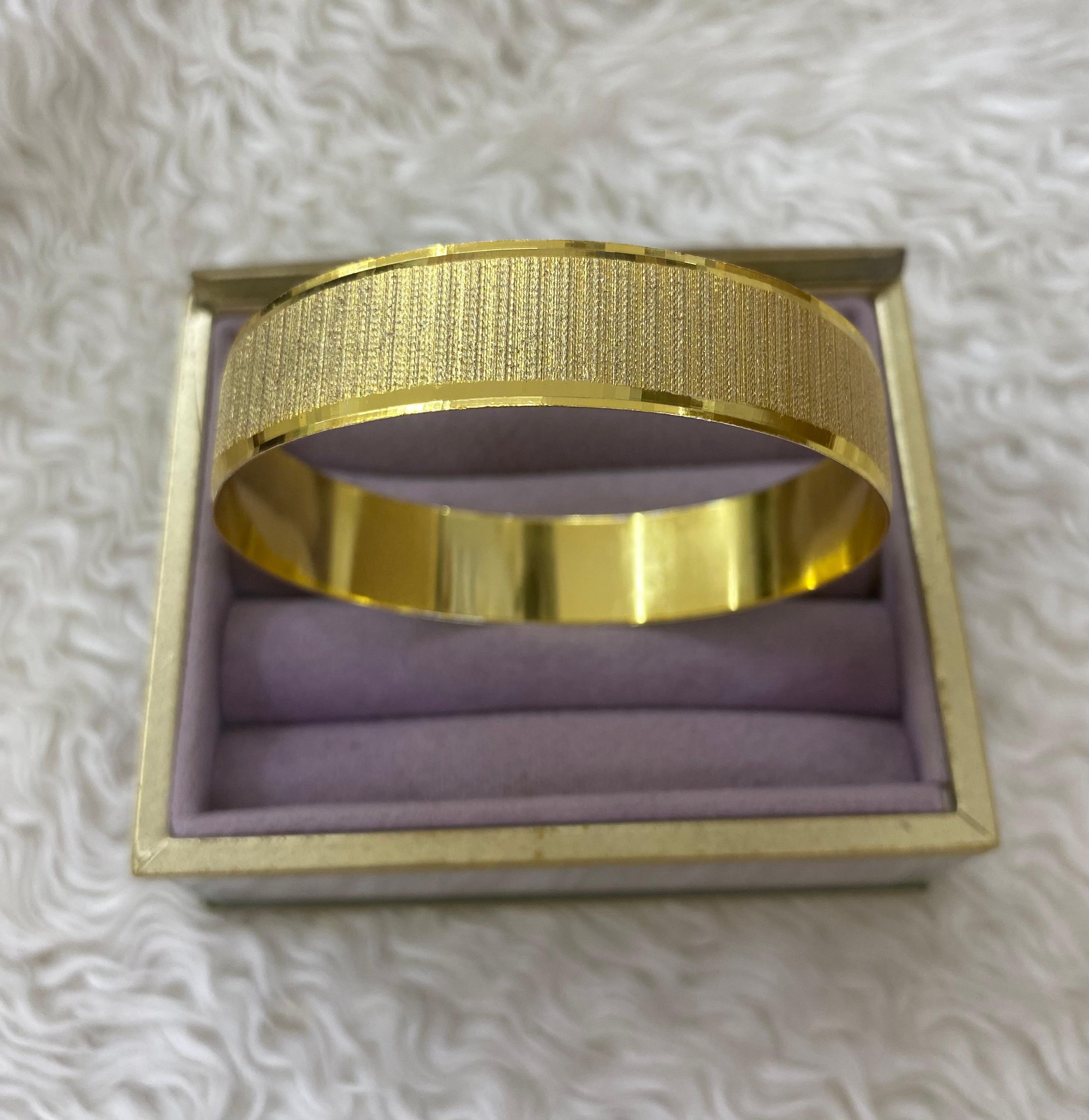 "İpeksi Çizgi" Kumlu Yüzey Kelepçe Bilezik (65mm)