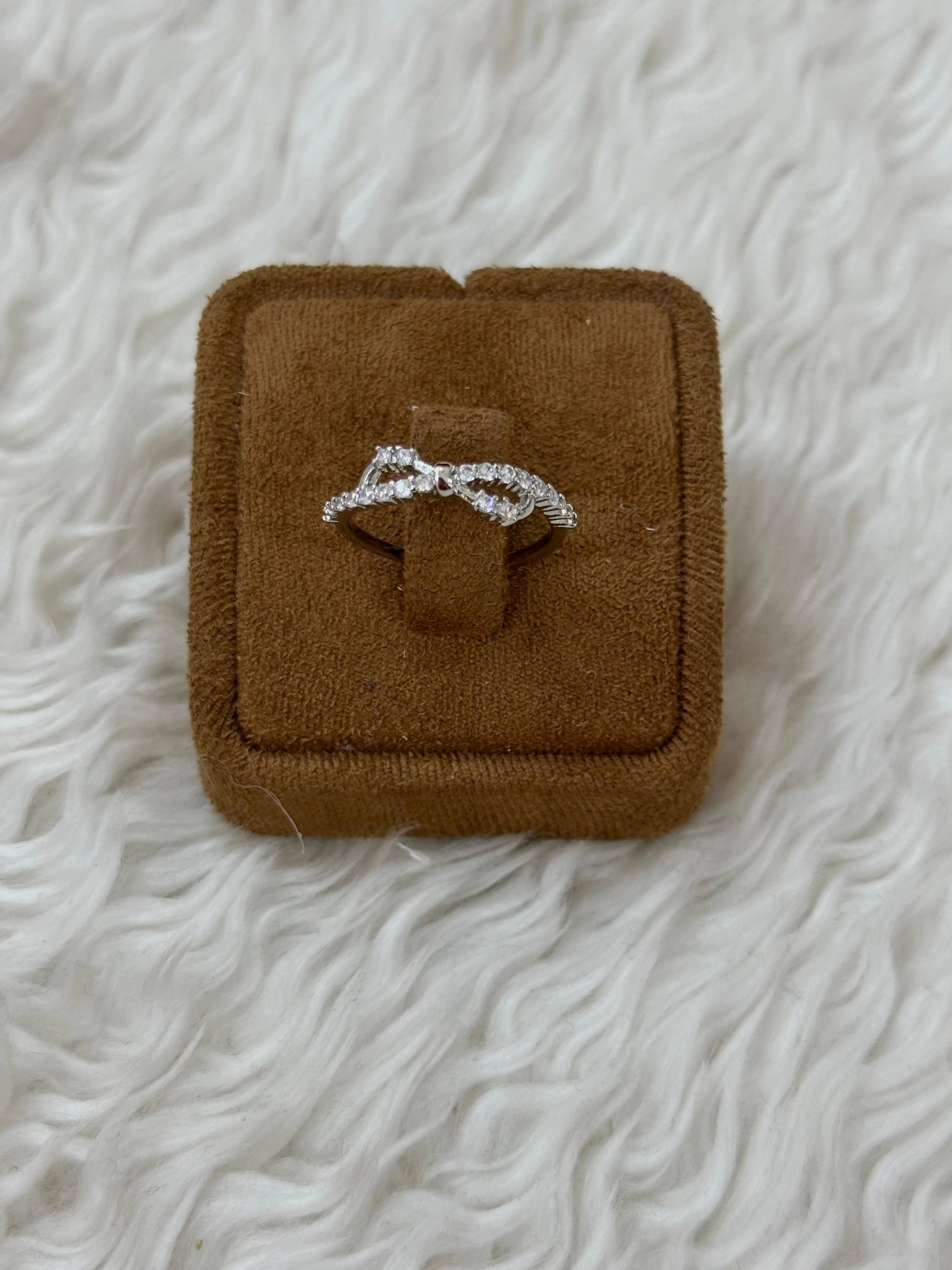 Sonsuzluk Işıltısı Yüzük: Romantik ve Zarif Detaylar