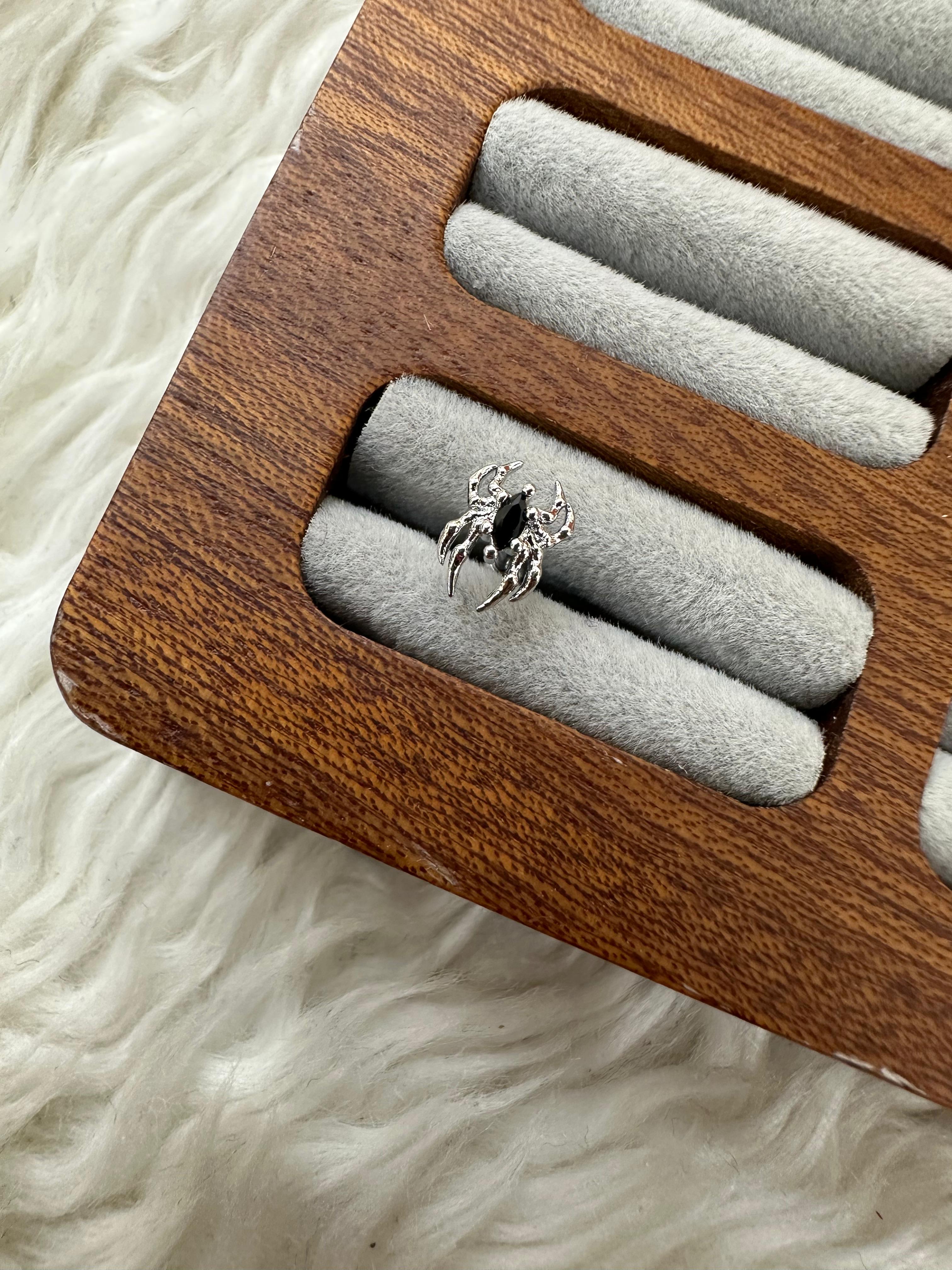 Gotik Örümcek Piercing