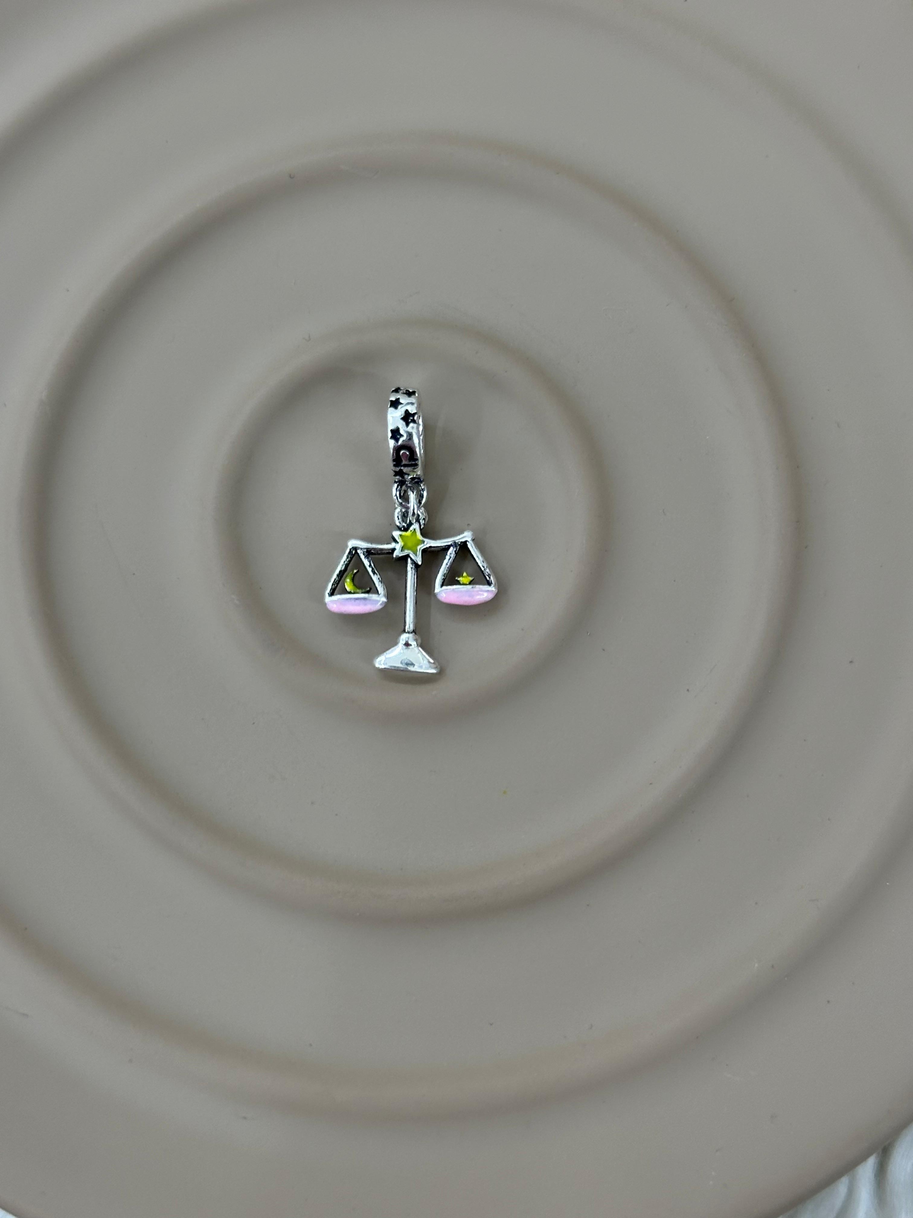 Terazi Figürlü Charm