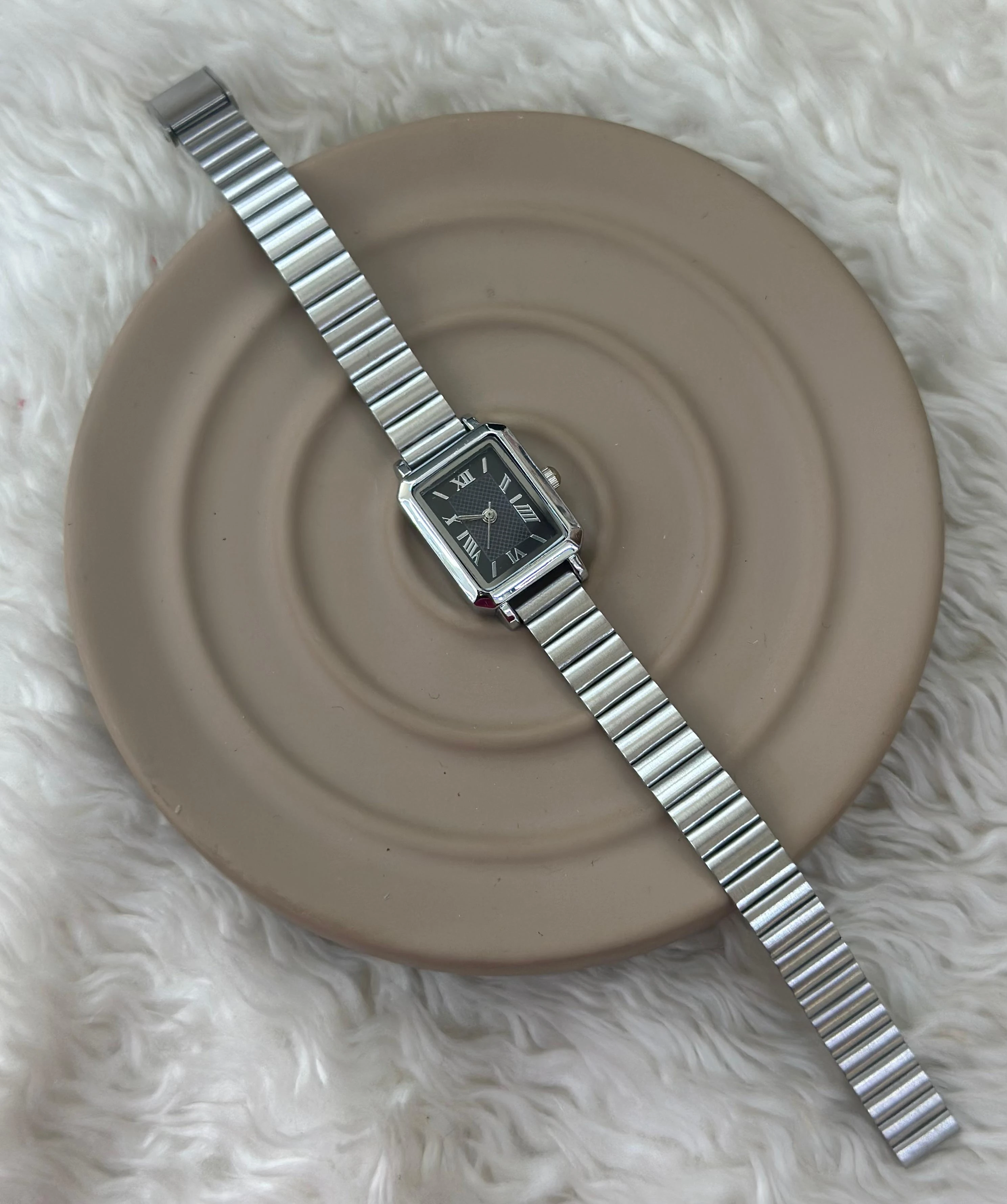 🖤 Güçlü ve Zamansız: Siyah Kare Kadran Saat 💼