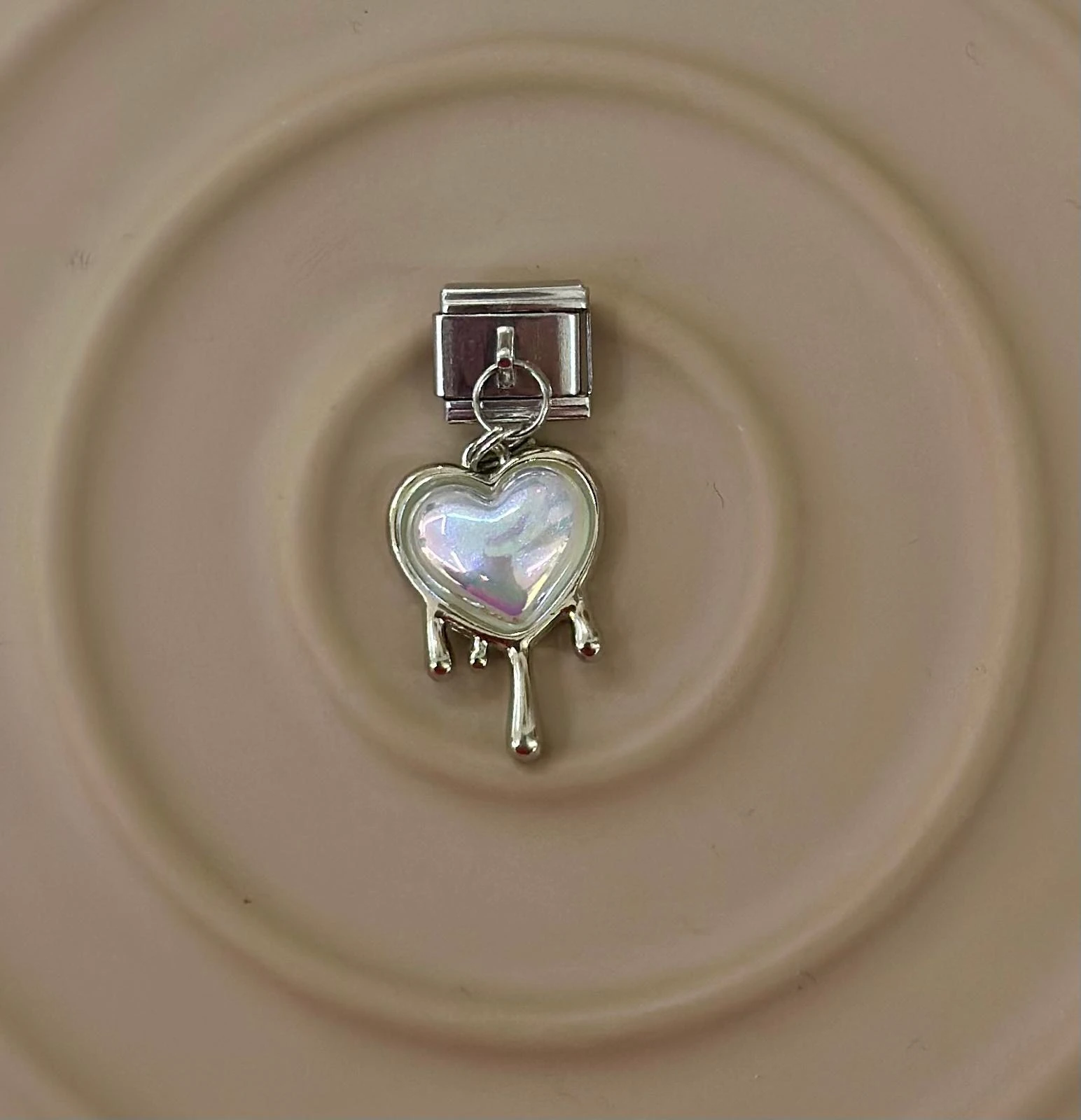 💧 Büyülü Aşk: Iridescent Erime Kalp Nomination Charm! 