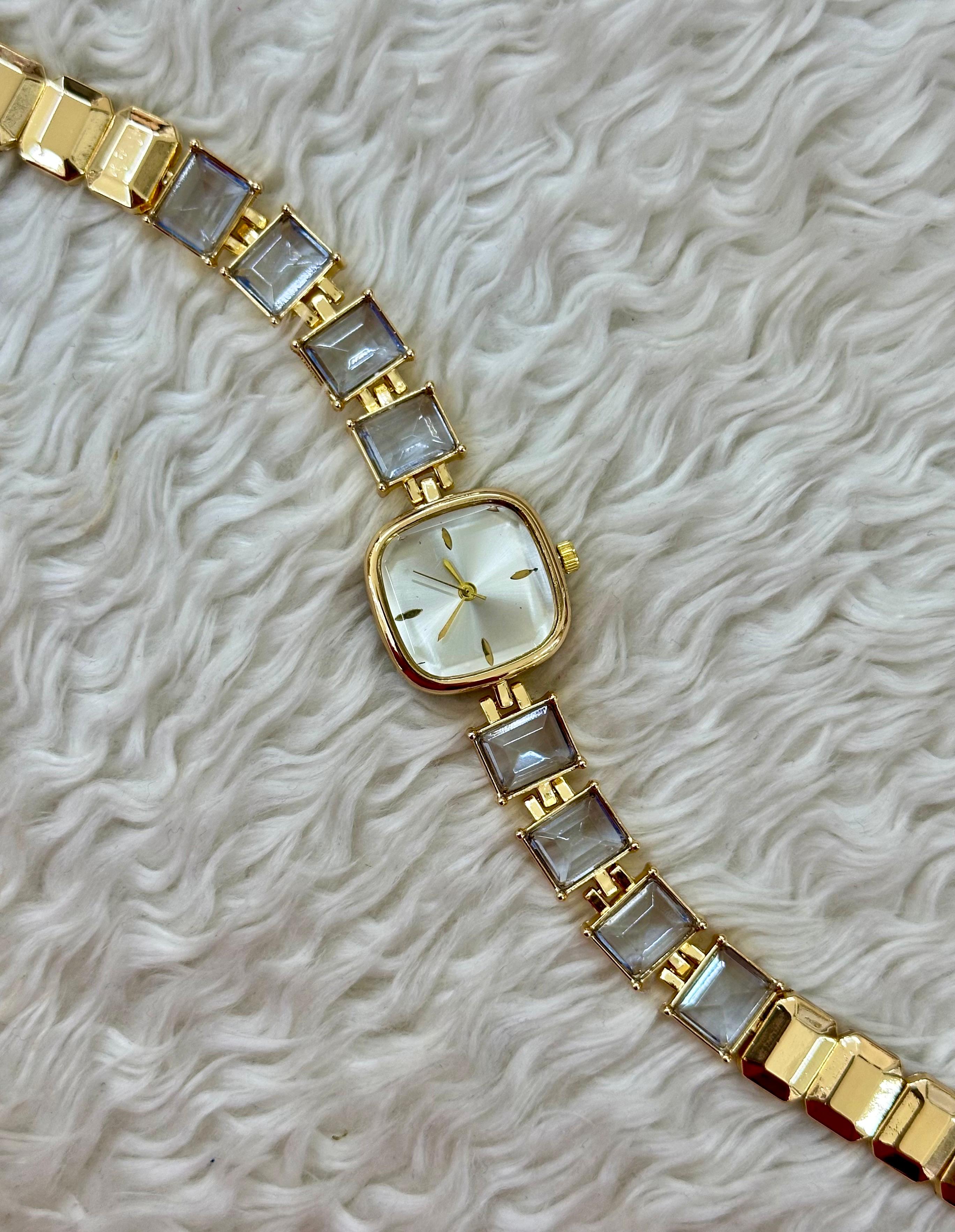 💙 Gold Kare Kadın Saati: Mavi Taşların Büyüsüyle Işılda! ✨