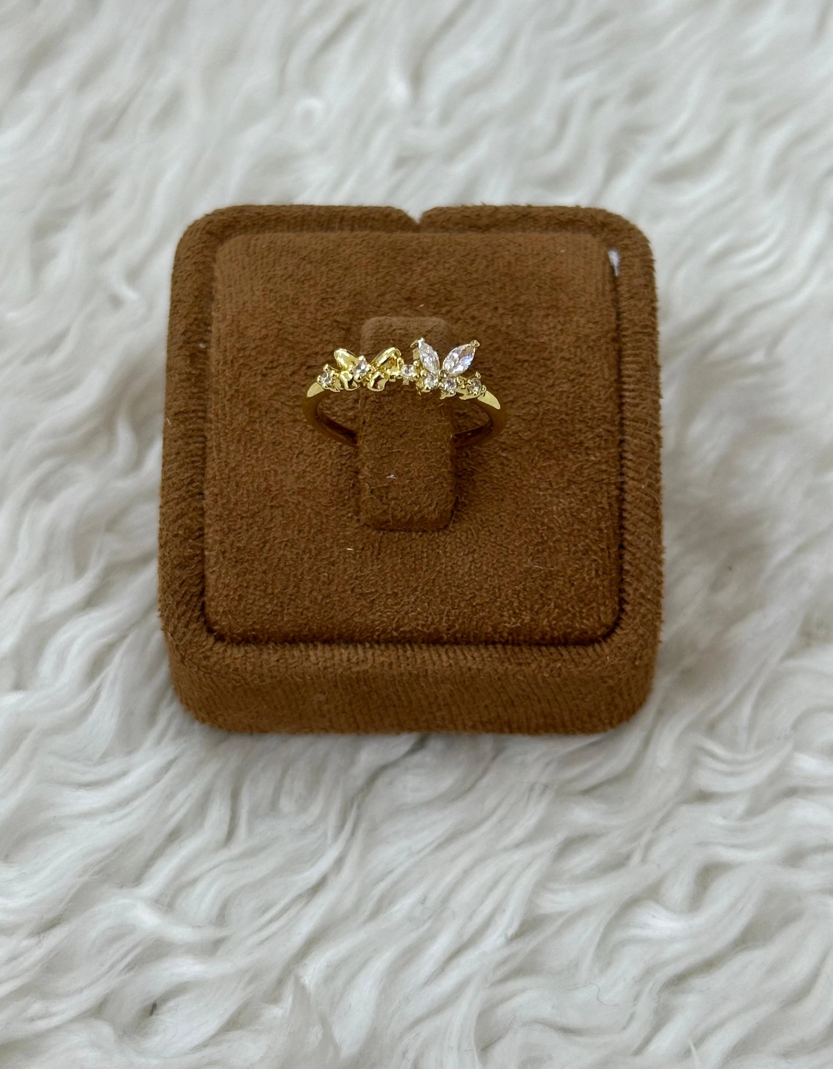 Işıltılı Yapraklar: Altın Çiçeği Yüzük 🌸🌼