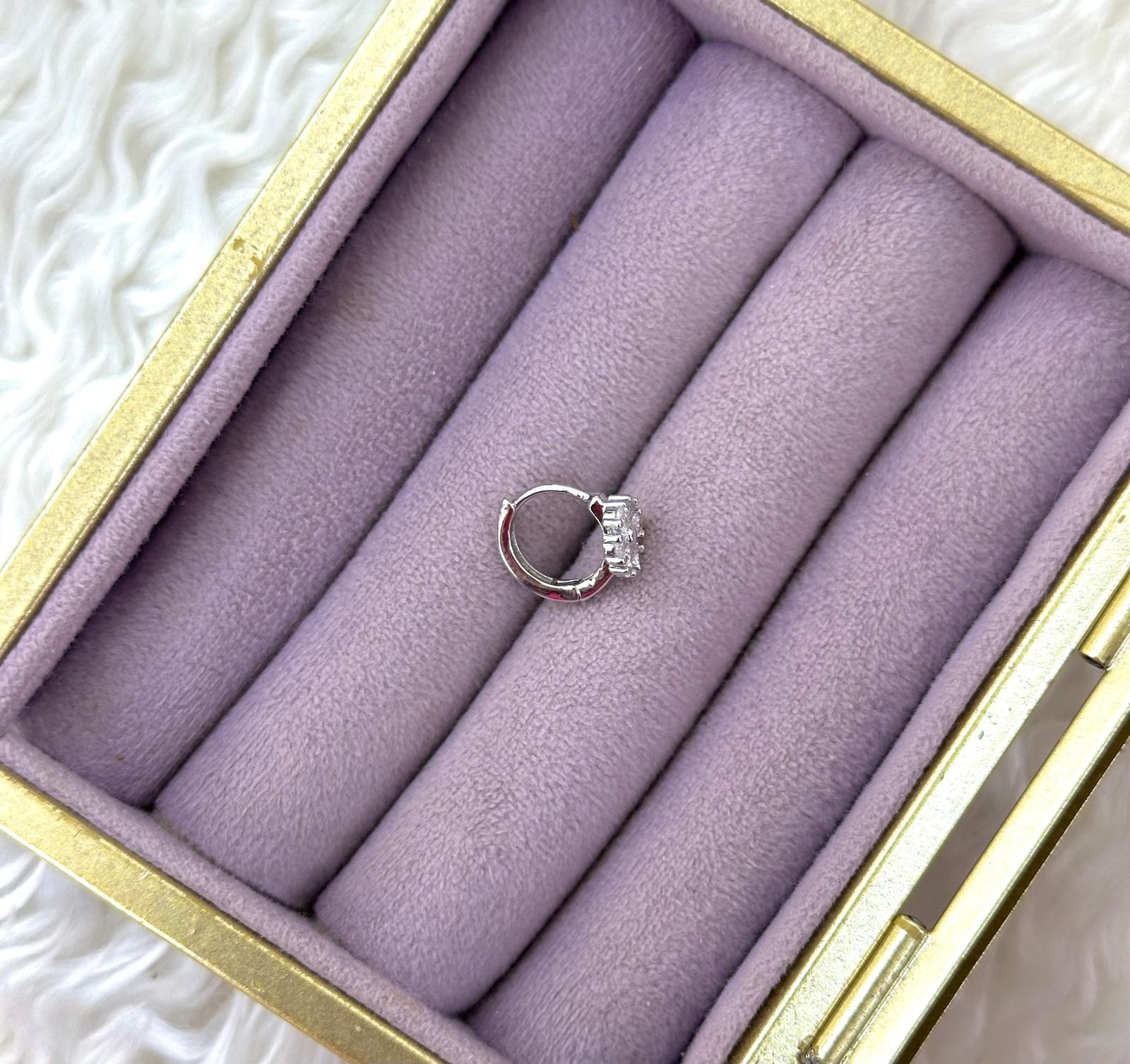 Papatya Işıltısı Damla Taşlı Çelik Piercing