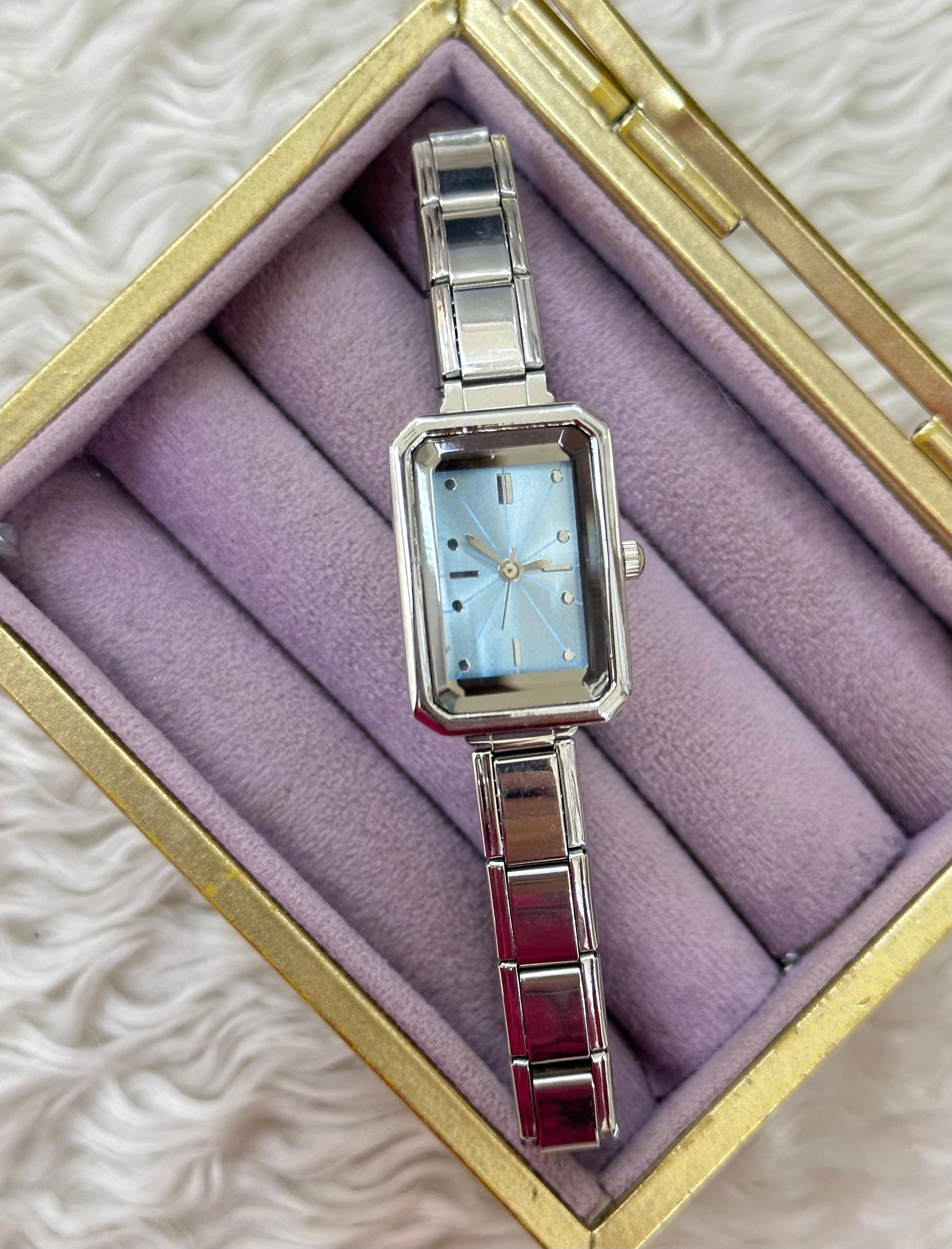 🌌 Dikdörtgen Kasa Silver Saat: Mavi Kadranın Derinliğiyle Fark Yaratın 🌙