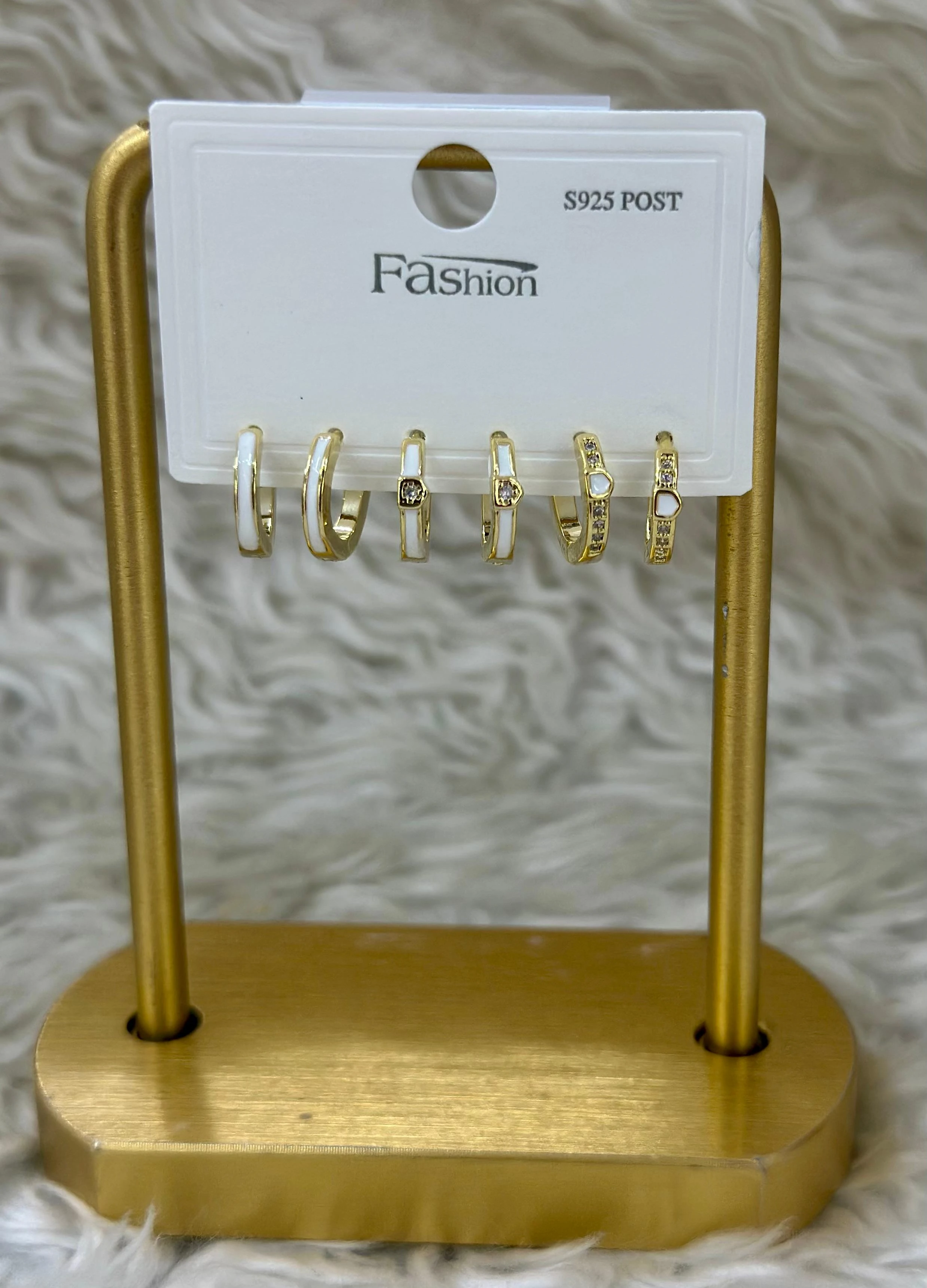 🤍 Işık ve Altın: Beyaz Detaylı Gold Küpe Seti! 🌟