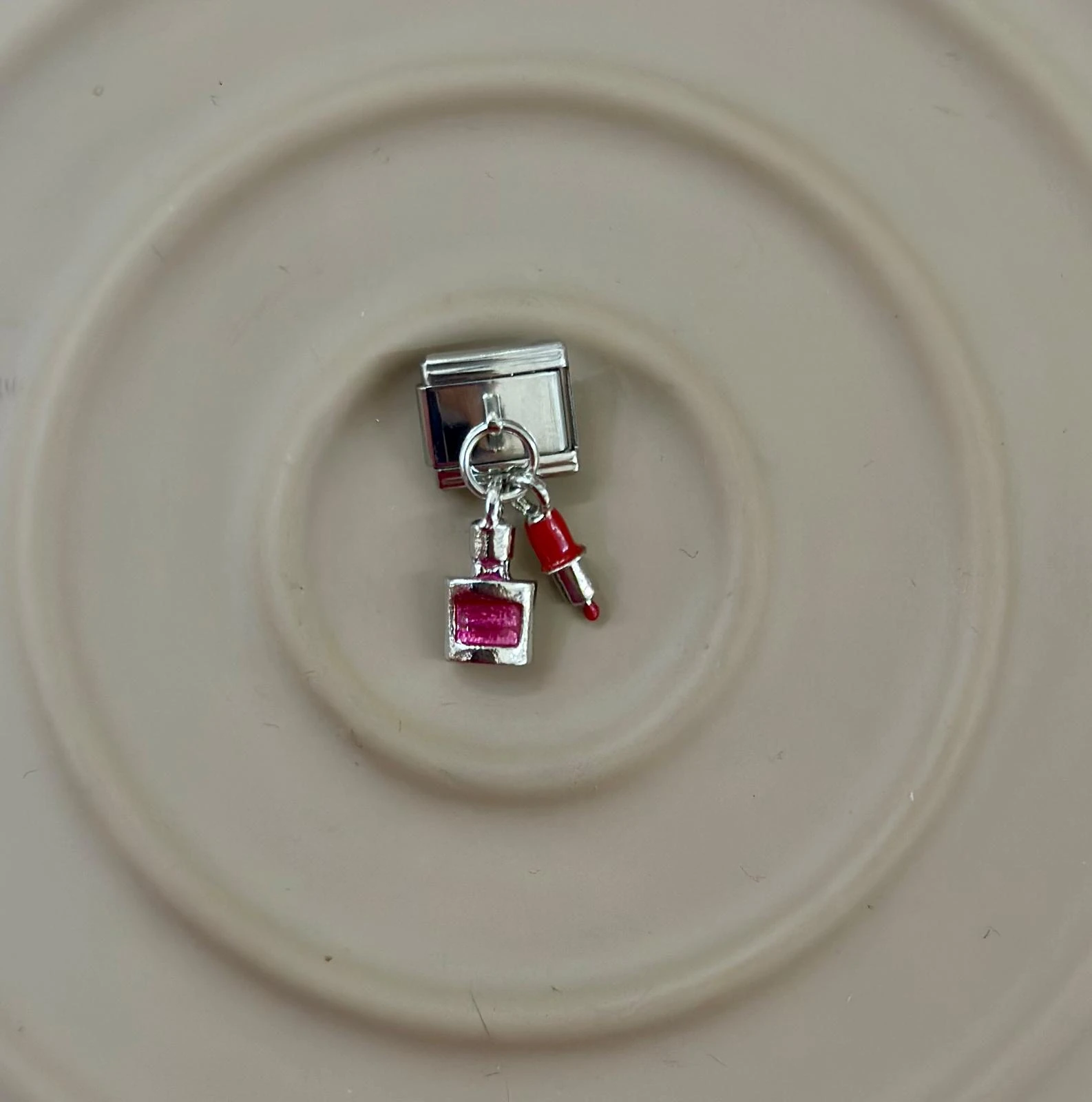 💄 Makyaj Tutkusu: Ruj ve Oje Nomination Charm 💅