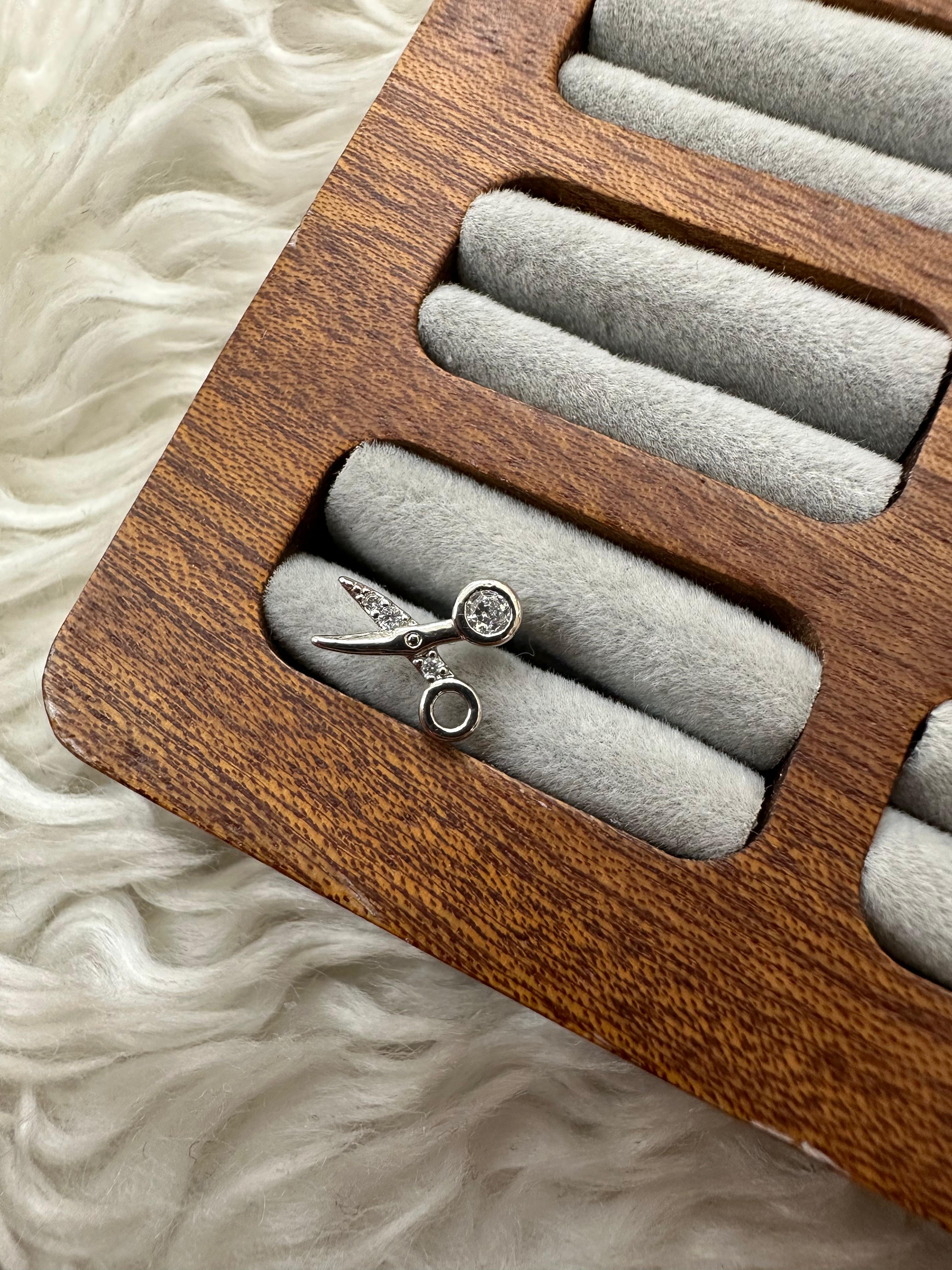 ✂️🥈🖤 KESKİN TASARIM: GÜMÜŞ MAKAS PIERCING 