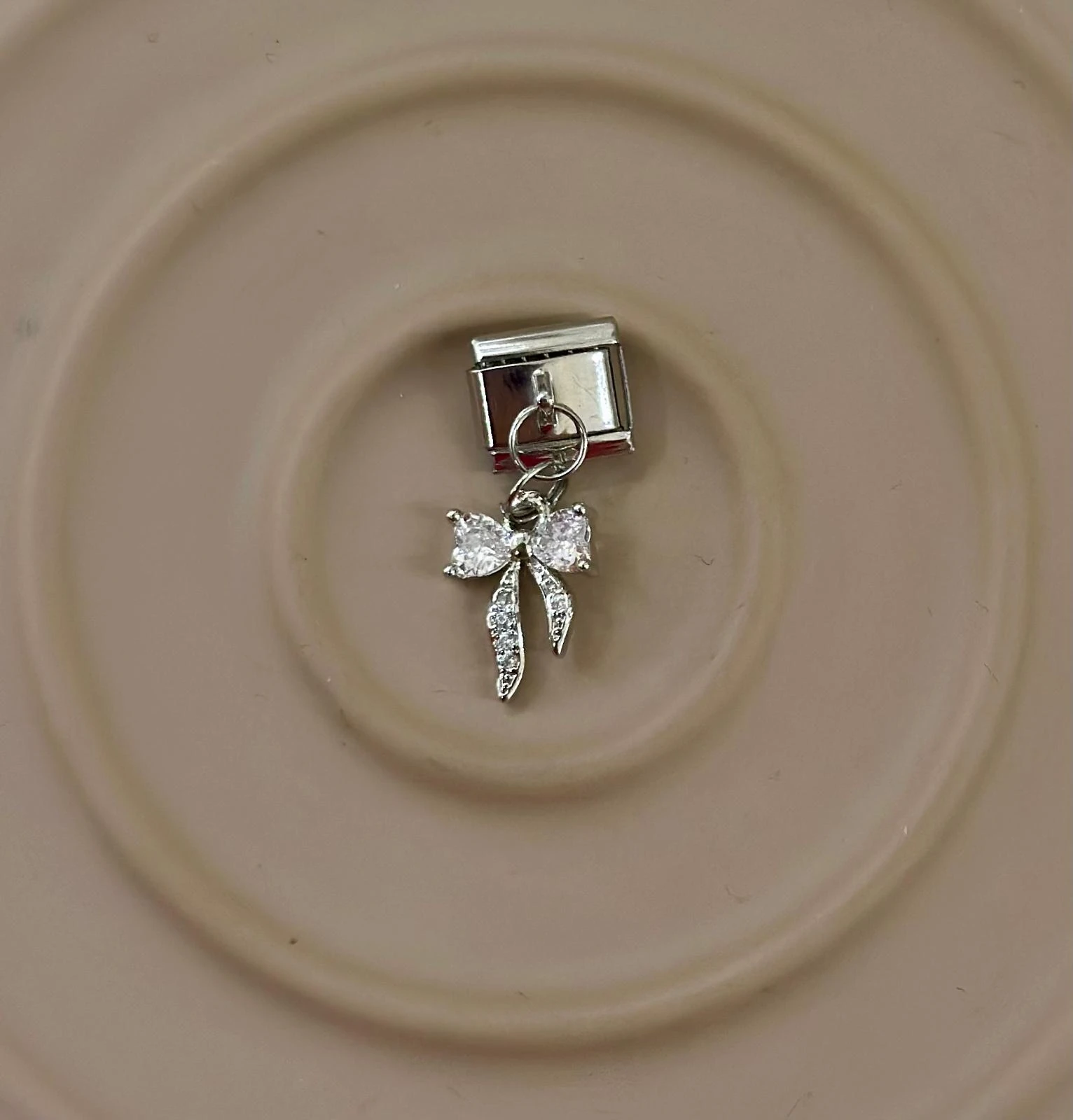 🎀 Zarafetin İmzası: Işıltılı Fiyonk Nomination Charm ✨