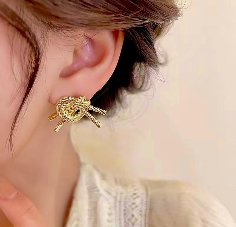 Hande Erçel Küpesi -gold