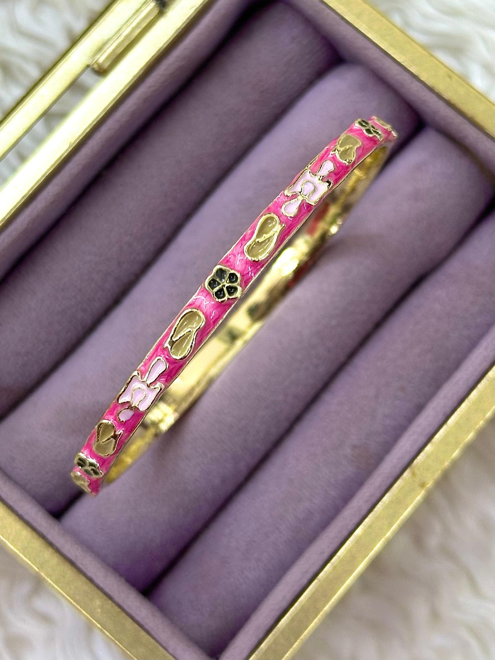 Altın Renkli Pembe Mineli Çiçek ve Kalp Desenli Bilezik