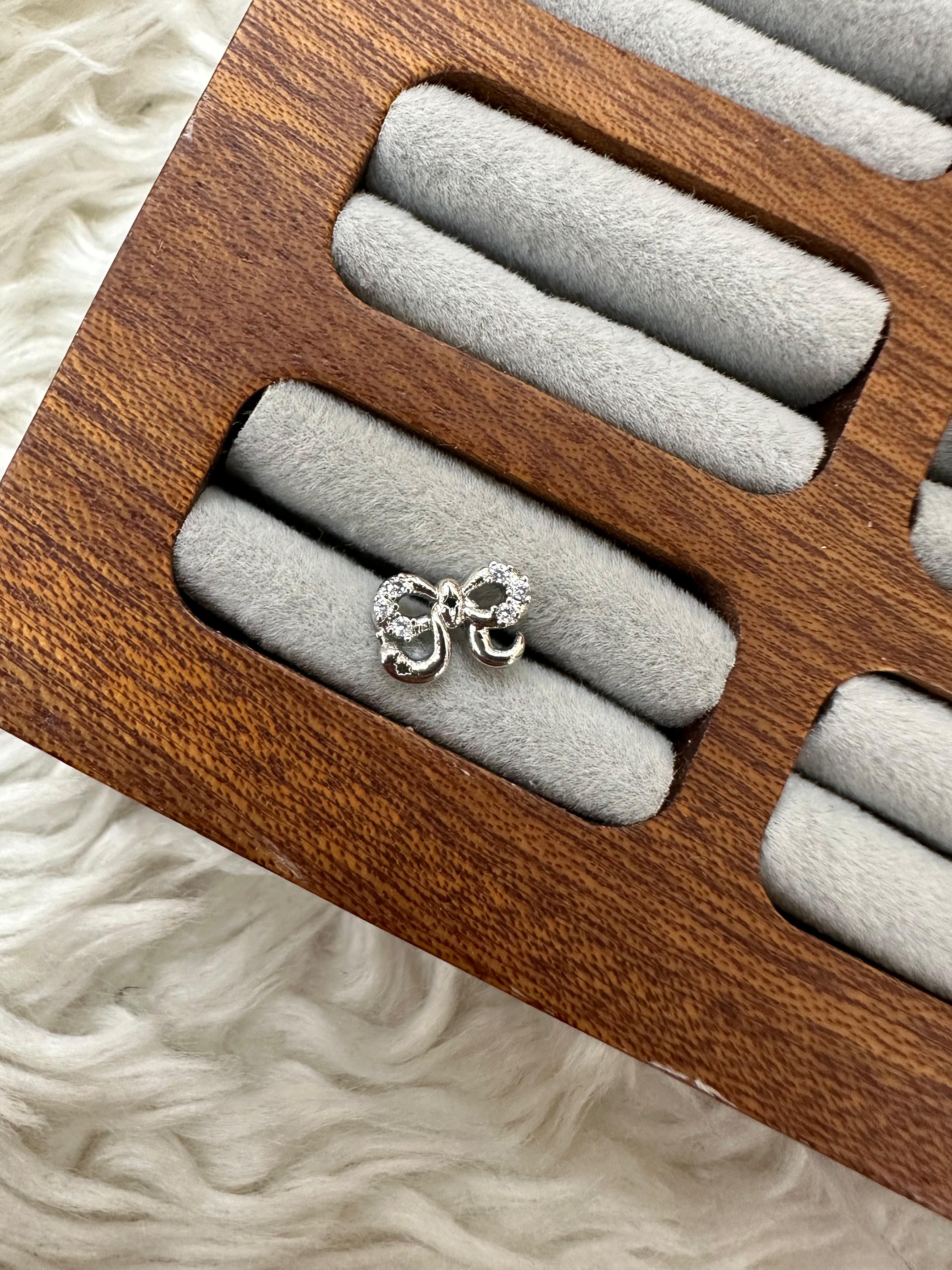 💎🎀💖 IŞILTILI ŞIKLIK: TAŞLI KURDELE PIERCING