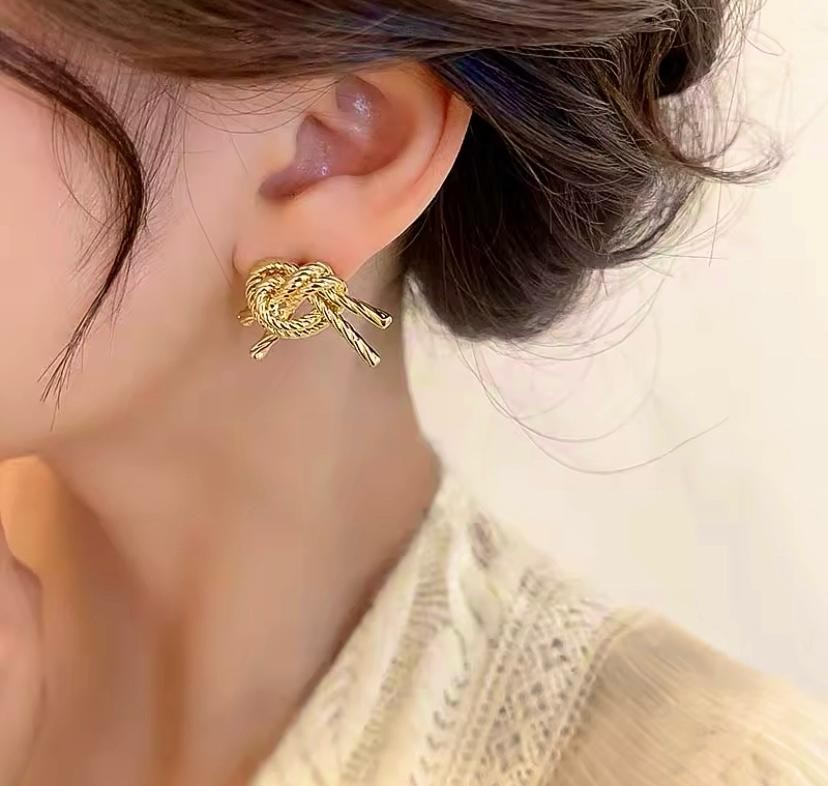Hande Erçel Küpesi -gold