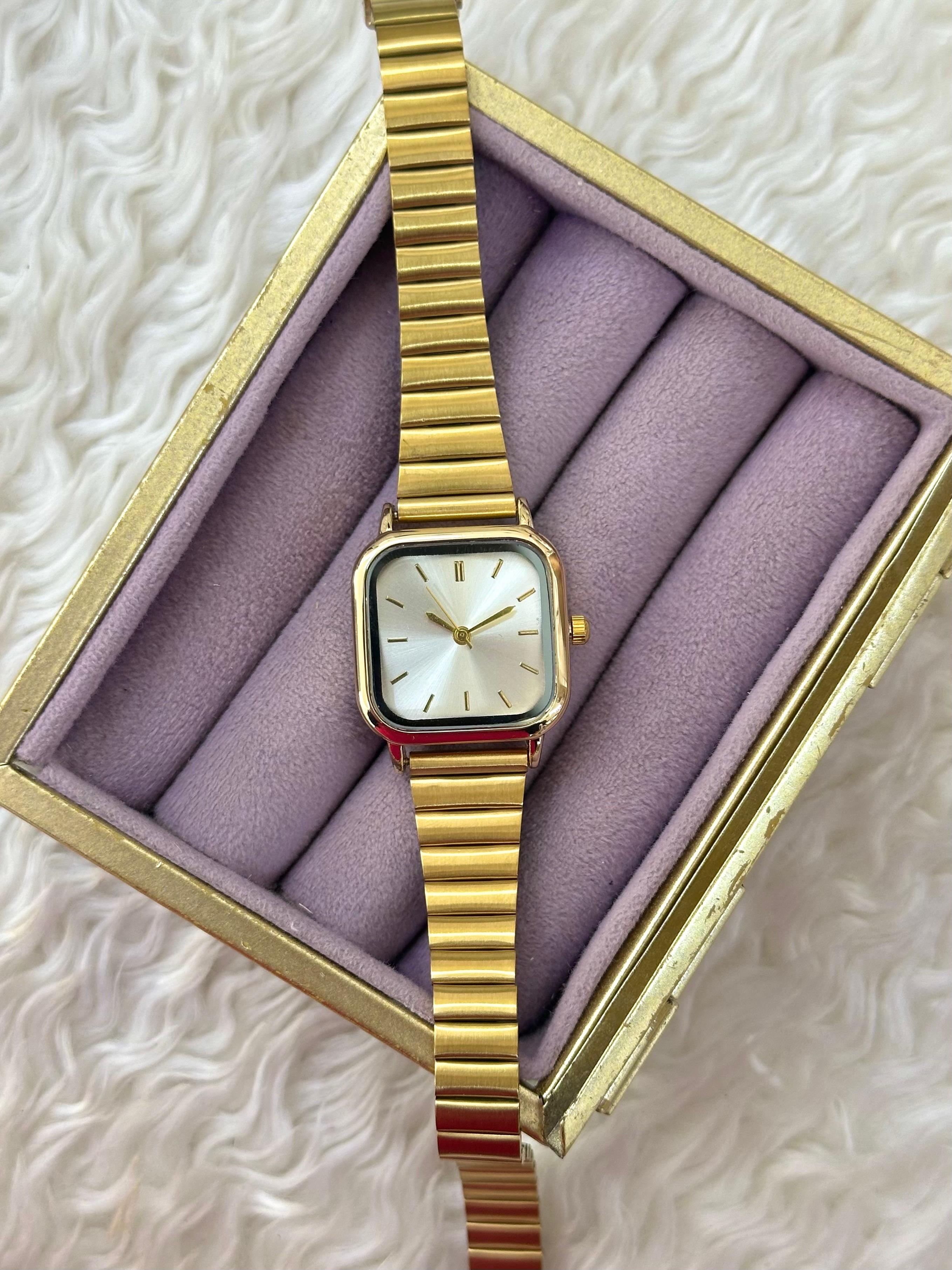 Minimalist Şıklık: Kare Kadranlı Gold Kol Saati! 💛