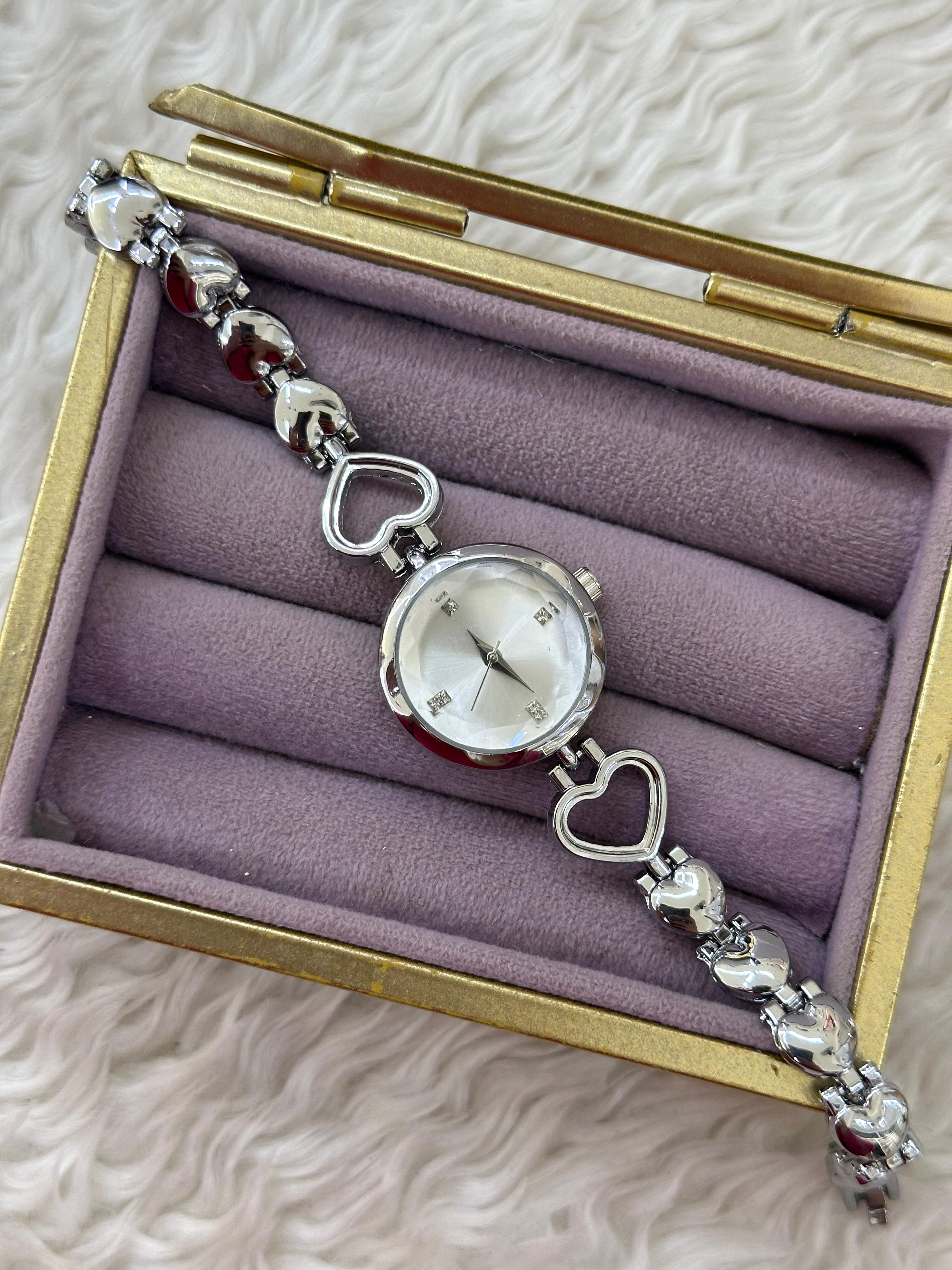 🤍 Silver Yuvarlak Saat: Kalp Kordonuyla Aşkın Saf Hali 🕊️