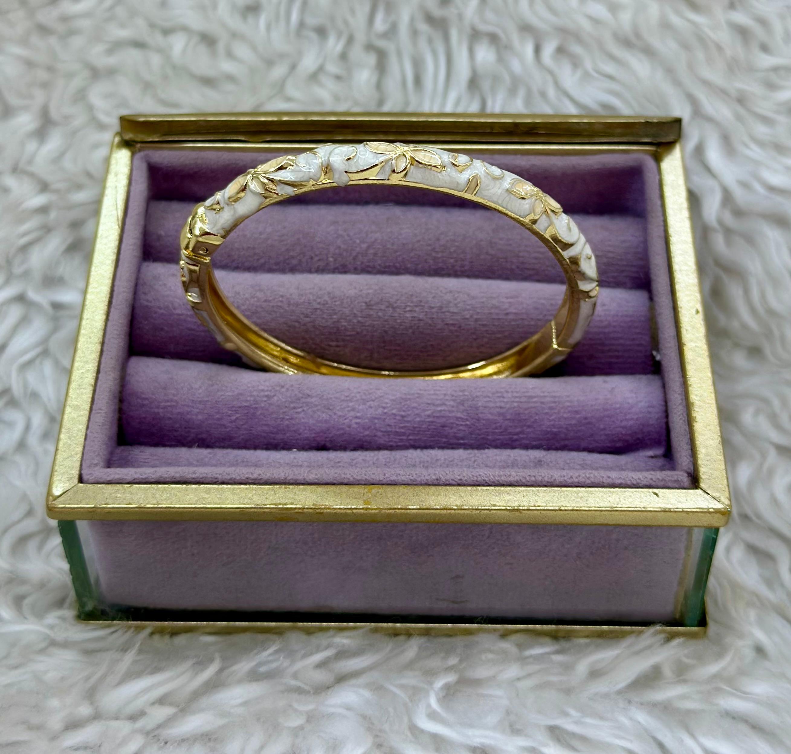  Saf Zarafet | Beyaz Kabartma Çiçekli Altın Bilezik! 🤍