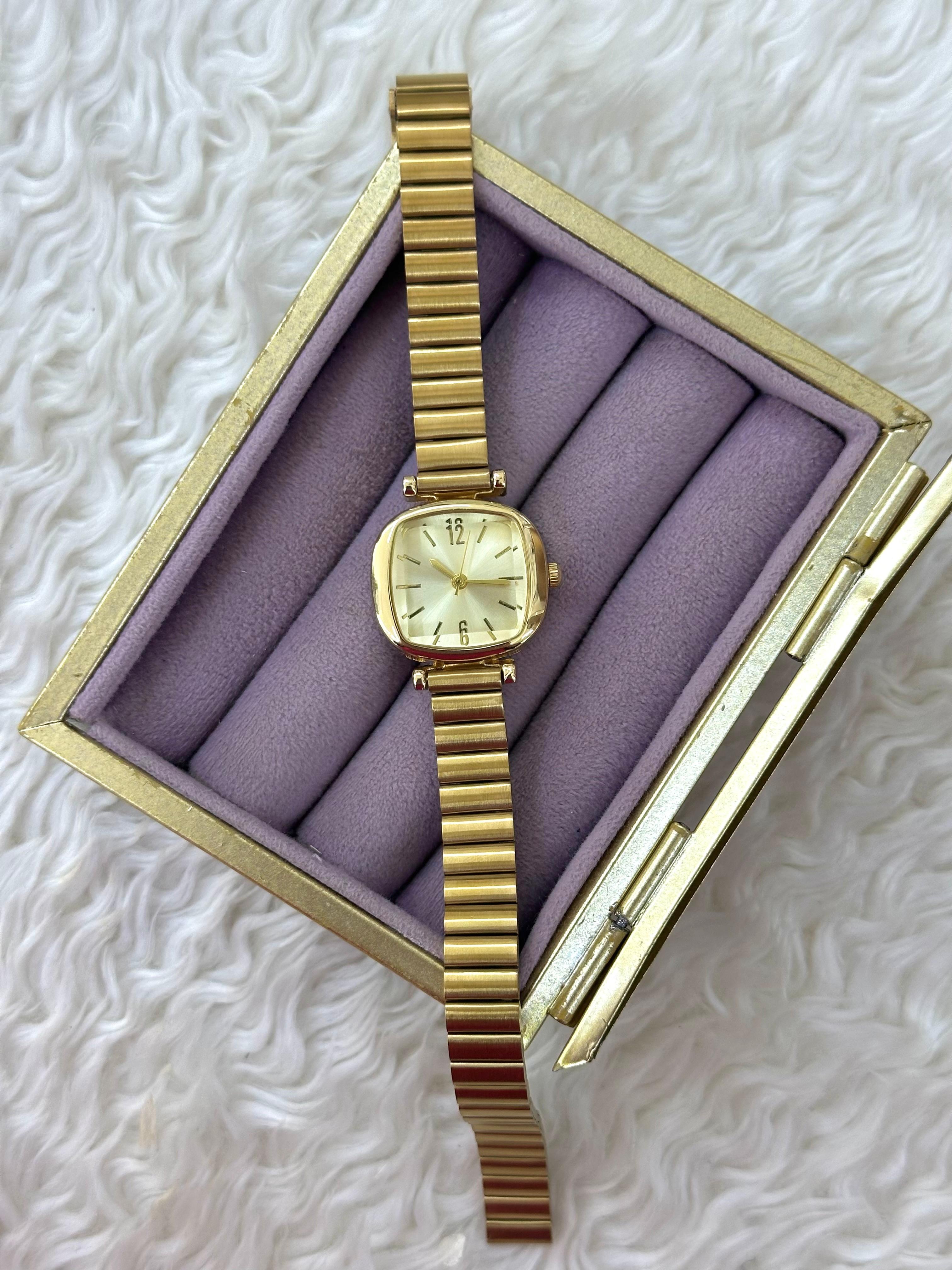 💛 Retro Dokunuş: Yuvarlak Köşeli Klasik Gold Saat 