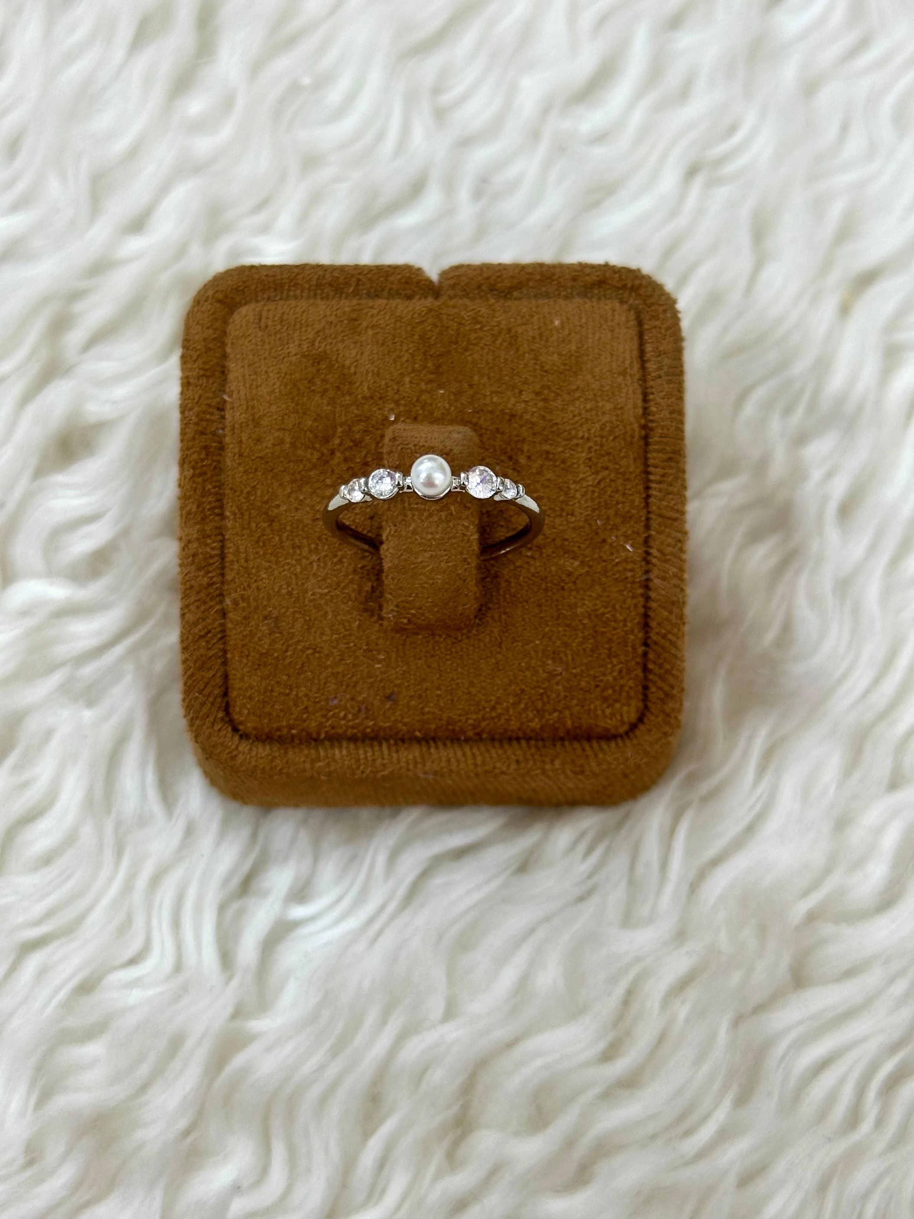 💫 Burgu Detaylı, Işıltılı İnci Baget Sıra Yüzük 🌟