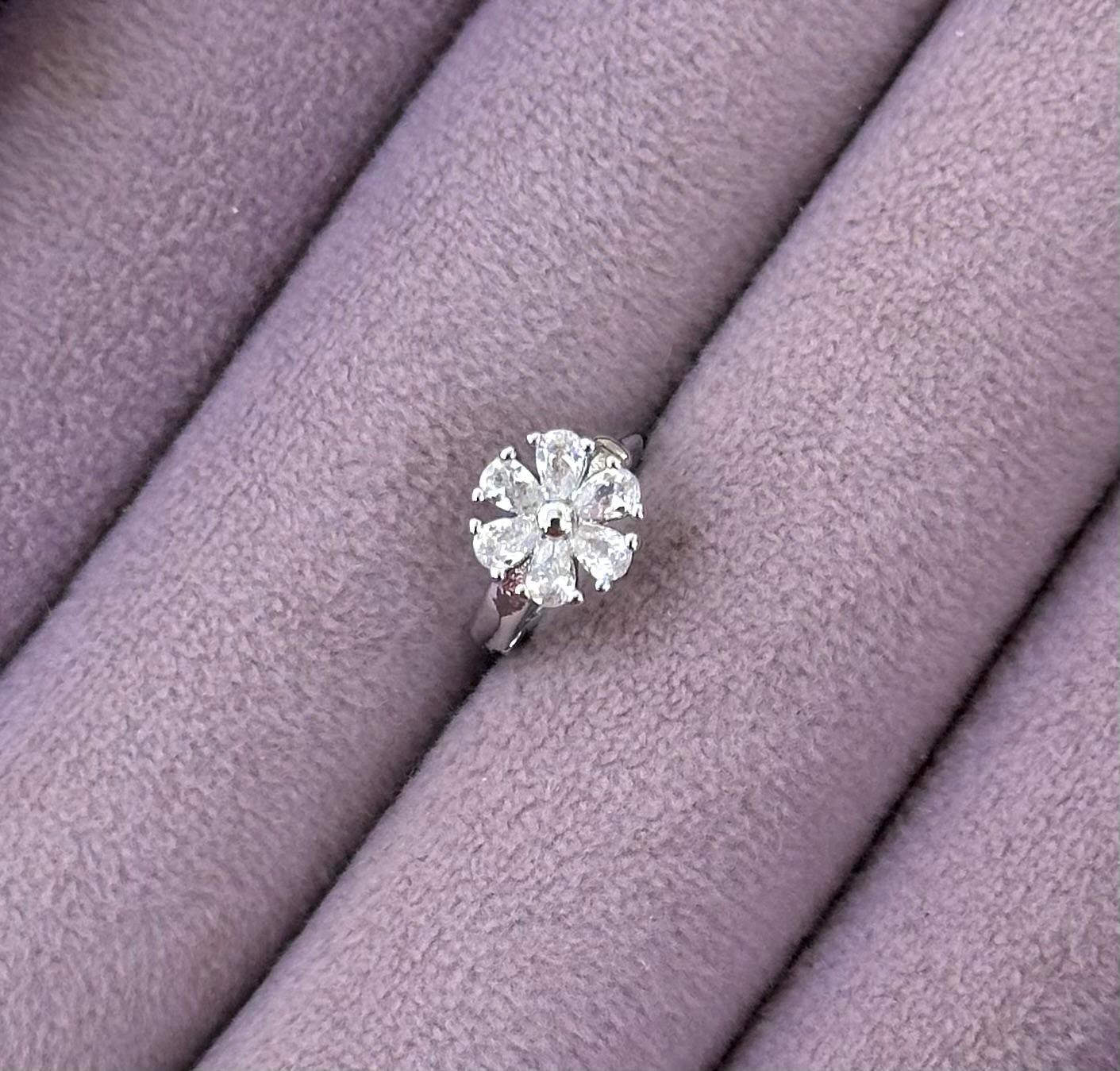 Papatya Işıltısı Damla Taşlı Çelik Piercing