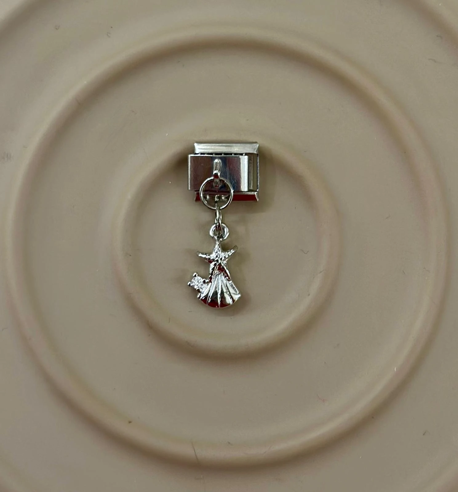 🌙 Gizemli Dokunuş: Süpürgeli Cadı Nomination Charm 🔮