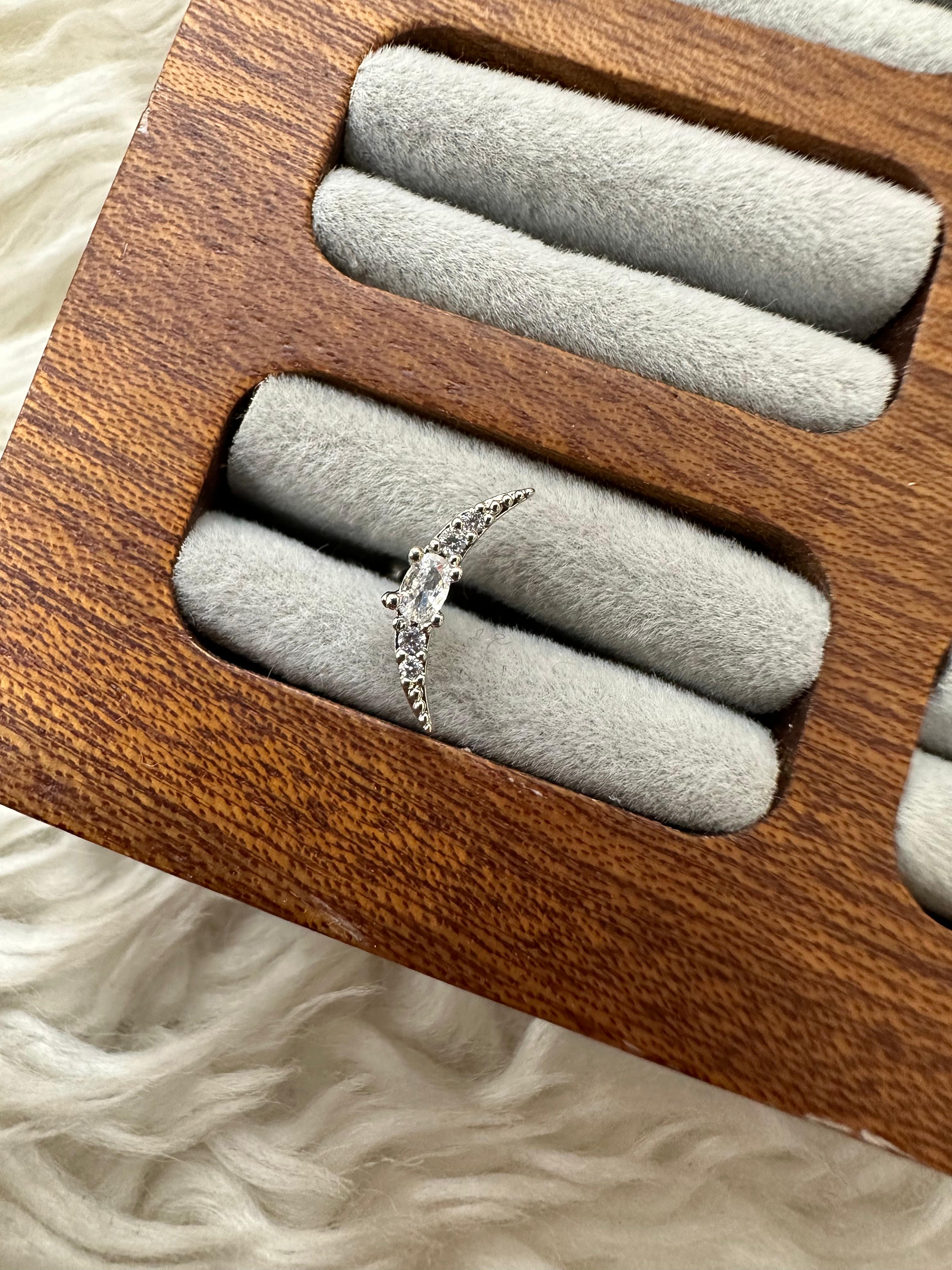 🌙🥈✨ GECE'NİN ZARAFETİ: GÜMÜŞ HİLAL PIERCING 